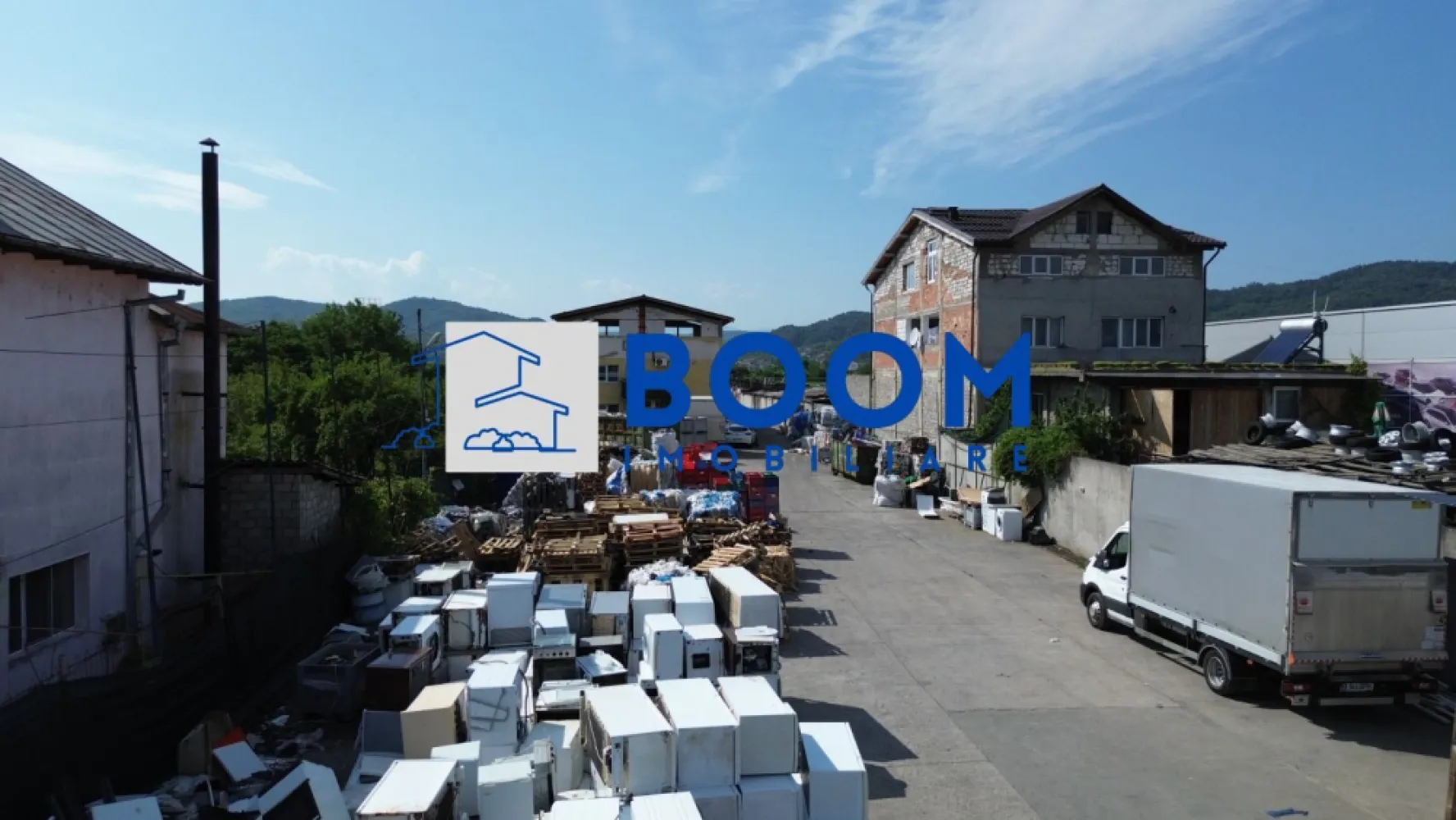 Hala 1330 MP| Raureni | Spatiu depozitare - 𝐃𝐞𝐩𝐨𝐳𝐢𝐭 𝐋𝐨𝐠𝐢𝐬𝐭𝐢𝐜 | 𝐇𝐚𝐥ă 𝐏𝐫𝐨𝐝𝐮𝐜ț𝐢𝐞 

Râureni , Râmnicu Vâlcea 

Detalii generale:
Amplasare premium – pe DN64 (drum cu 4 benzi), principalul acces spre oraș

Hală industrială / depozitare: 1.000 mp utili/ 1330 mp 

Posibilitate extindere: încă 1.000 mp hală suplimentară

Clădire birouri: P+2 

Spații anexe: 300 mp (birouri, vestiare, dușuri)

Facilități logistice:
Platformă betonată acces / intrare: 1.000 mp

Spațiu de depozitare exterioară: 1.500 mp

6 uși industriale + rampă pentru TIR-uri

2 linii electrice independente de mare putere

Încălzire centralizată din rețeaua magistrală CET Govora

Utilități complete: apă curentă, canalizare

Posibilitate de extindere cu 3000 MP de teren la un pret avantajos

Pentru mai multe detalii sau pentru programarea unei vizionări, vă invităm să contactați BOOM Imobiliare.

ID: CP3195731