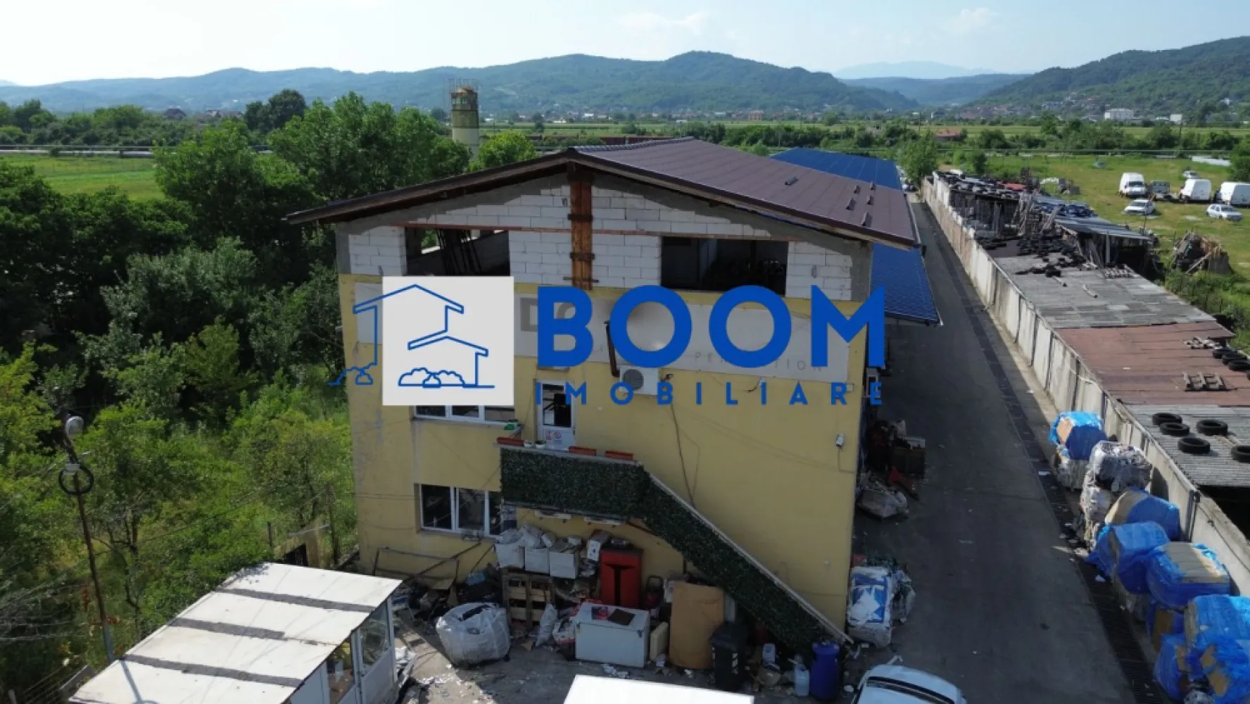 Hala 1330 MP| Raureni | Spatiu depozitare - 𝐃𝐞𝐩𝐨𝐳𝐢𝐭 𝐋𝐨𝐠𝐢𝐬𝐭𝐢𝐜 | 𝐇𝐚𝐥ă 𝐏𝐫𝐨𝐝𝐮𝐜ț𝐢𝐞 

Râureni , Râmnicu Vâlcea 

Detalii generale:
Amplasare premium – pe DN64 (drum cu 4 benzi), principalul acces spre oraș

Hală industrială / depozitare: 1.000 mp utili/ 1330 mp 

Posibilitate extindere: încă 1.000 mp hală suplimentară

Clădire birouri: P+2 

Spații anexe: 300 mp (birouri, vestiare, dușuri)

Facilități logistice:
Platformă betonată acces / intrare: 1.000 mp

Spațiu de depozitare exterioară: 1.500 mp

6 uși industriale + rampă pentru TIR-uri

2 linii electrice independente de mare putere

Încălzire centralizată din rețeaua magistrală CET Govora

Utilități complete: apă curentă, canalizare

Posibilitate de extindere cu 3000 MP de teren la un pret avantajos

Pentru mai multe detalii sau pentru programarea unei vizionări, vă invităm să contactați BOOM Imobiliare.

ID: CP3195731