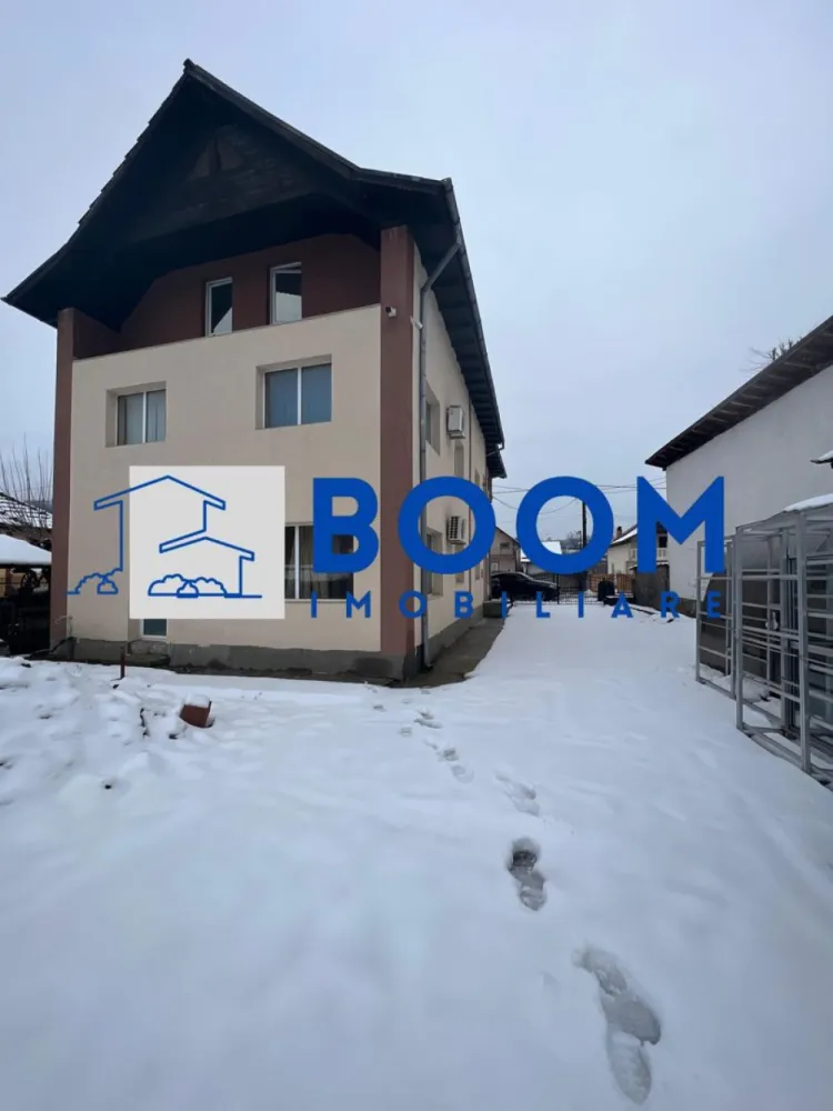 Vila | P+2 | Magazin | Pausesti-Maglasi | Cheia - BOOM Imobiliare vă propune spre vânzare o vilă P+2, situată în Păușești Măglași, la doar 200 m de intersecția cu Cheia, în imediata vecinătate a stațiunii Băile Olănești, zonă recunoscută pentru potențialul turistic ridicat.

Proprietatea are o suprafață construită de 360 mp și este amplasată pe un teren generos de 950 mp. Construită în 2015, vila beneficiază de o compartimentare practică și funcțională.

La parter, imobilul dispune de vitrină stradală, spațiu utilizat anterior ca magazin mixt, ideal pentru activitate comercială, recepție sau zonă comună în cazul amenajării ca pensiune.

Casa este compartimentată astfel:

* 7 camere
* bucătărie
* 3 grupuri sanitare

Datorită amplasării, suprafeței și configurației, proprietatea este potrivită atât pentru locuința, cât și pentru investiție, având potențial excelent pentru pensiune, unitate de cazare sau alte activități turistice, beneficiind de proximitatea stațiunii Băile Olănești.

Avantaje principale:

* regim de înălțime P+2
* vitrină stradală la parter - Fost MAGAZIN
* construcție modernă (2015)
* teren de 950 mp
* vecinătatea stațiunii Băile Olănești
* acces facil către Râmnicu Vâlcea

Imobilul beneficiaza de toate utilitatile: apa, gaze, curent, canalizare.

Pentru mai multe detalii și programarea unei vizionări, vă invităm să contactați BOOM Imobiliare.

id: CP3195735
