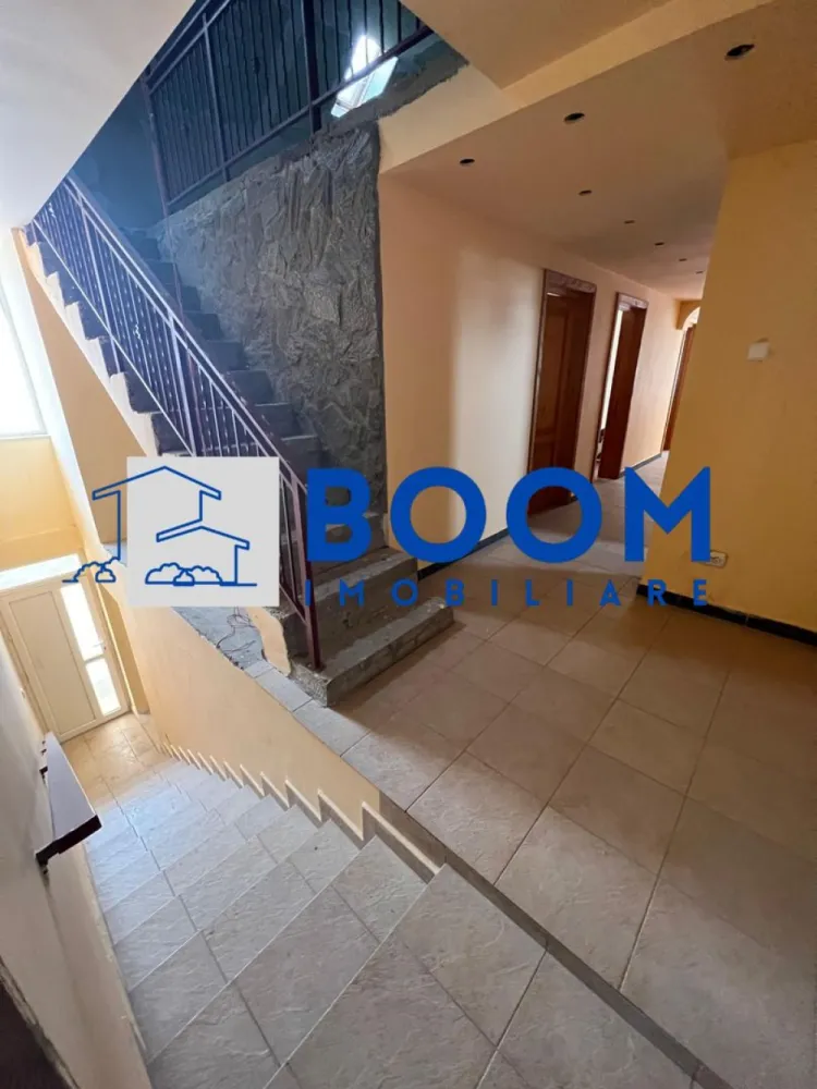 Vila | P+2 | Magazin | Pausesti-Maglasi | Cheia - BOOM Imobiliare vă propune spre vânzare o vilă P+2, situată în Păușești Măglași, la doar 200 m de intersecția cu Cheia, în imediata vecinătate a stațiunii Băile Olănești, zonă recunoscută pentru potențialul turistic ridicat.

Proprietatea are o suprafață construită de 360 mp și este amplasată pe un teren generos de 950 mp. Construită în 2015, vila beneficiază de o compartimentare practică și funcțională.

La parter, imobilul dispune de vitrină stradală, spațiu utilizat anterior ca magazin mixt, ideal pentru activitate comercială, recepție sau zonă comună în cazul amenajării ca pensiune.

Casa este compartimentată astfel:

* 7 camere
* bucătărie
* 3 grupuri sanitare

Datorită amplasării, suprafeței și configurației, proprietatea este potrivită atât pentru locuința, cât și pentru investiție, având potențial excelent pentru pensiune, unitate de cazare sau alte activități turistice, beneficiind de proximitatea stațiunii Băile Olănești.

Avantaje principale:

* regim de înălțime P+2
* vitrină stradală la parter - Fost MAGAZIN
* construcție modernă (2015)
* teren de 950 mp
* vecinătatea stațiunii Băile Olănești
* acces facil către Râmnicu Vâlcea

Imobilul beneficiaza de toate utilitatile: apa, gaze, curent, canalizare.

Pentru mai multe detalii și programarea unei vizionări, vă invităm să contactați BOOM Imobiliare.

id: CP3195735