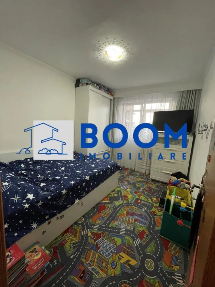 Apartament 4 camere| 90 MP | Ostroveni - BOOM Imobiliare vă propune spre vânzare un apartament spațios cu 4 camere decomandat, situat în Cartierul Ostroveni, la intrarea pe Bulevardul Dem Rădulescu, într-un imobil modern cu 10 etaje. Apartamentul este amplasat la etajul 5, oferind un echilibru ideal între confort și accesibilitate.

Locuința are o suprafață totală de 90 mp și beneficiază de o compartimentare practică și funcțională, după cum urmează:

* living generos
* 3 dormitoare
* 2 grupuri sanitare
* bucătărie
* 2 balcoane inchise cu geam termopan

Apartamentul se vinde parțial mobilat și utilat, conform fotografiilor de prezentare, fiind pregătit pentru mutare imediată. Imobilul dispune de aer condiționat, contribuind la un confort sporit pe tot parcursul anului.

Poziționarea este una excelentă, cu acces rapid către multiple puncte de interes: magazine, școli, mijloace de transport, zone comerciale și de recreere.

Se acceptă și schimb cu apartamente de 2 sau 3 camere, cu achitarea unei diferențe.

Pentru mai multe detalii sau pentru programarea unei vizionări, vă invităm să contactați BOOM Imobiliare.

id: CP3195741