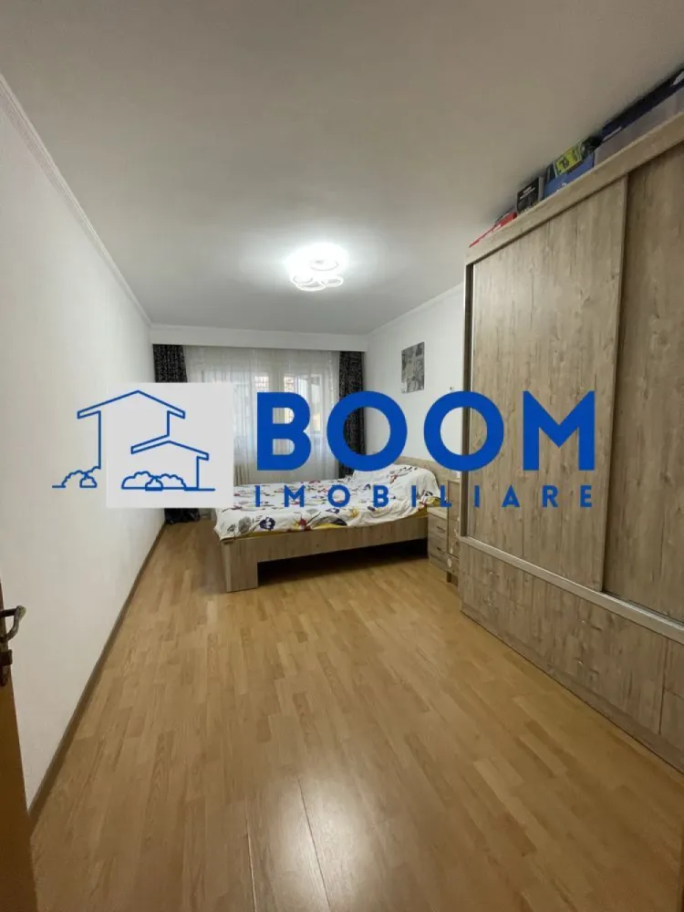 Apartament 4 camere| 90 MP | Ostroveni - BOOM Imobiliare vă propune spre vânzare un apartament spațios cu 4 camere decomandat, situat în Cartierul Ostroveni, la intrarea pe Bulevardul Dem Rădulescu, într-un imobil modern cu 10 etaje. Apartamentul este amplasat la etajul 5, oferind un echilibru ideal între confort și accesibilitate.

Locuința are o suprafață totală de 90 mp și beneficiază de o compartimentare practică și funcțională, după cum urmează:

* living generos
* 3 dormitoare
* 2 grupuri sanitare
* bucătărie
* 2 balcoane inchise cu geam termopan

Apartamentul se vinde parțial mobilat și utilat, conform fotografiilor de prezentare, fiind pregătit pentru mutare imediată. Imobilul dispune de aer condiționat, contribuind la un confort sporit pe tot parcursul anului.

Poziționarea este una excelentă, cu acces rapid către multiple puncte de interes: magazine, școli, mijloace de transport, zone comerciale și de recreere.

Se acceptă și schimb cu apartamente de 2 sau 3 camere, cu achitarea unei diferențe.

Pentru mai multe detalii sau pentru programarea unei vizionări, vă invităm să contactați BOOM Imobiliare.

id: CP3195741
