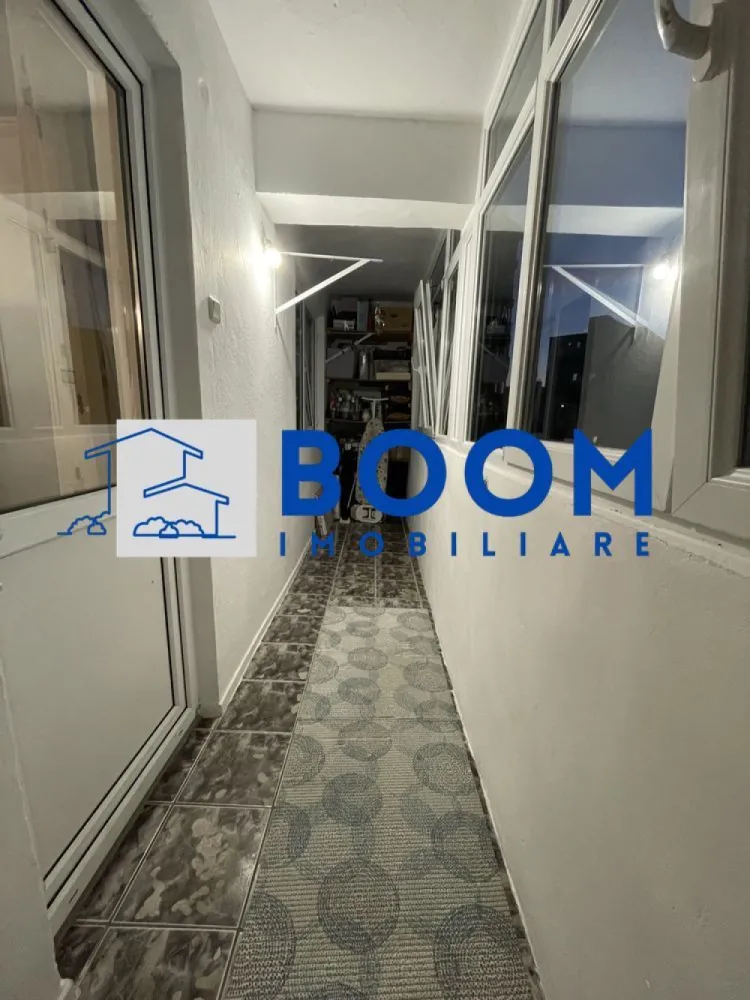 Apartament 4 camere| 90 MP | Ostroveni - BOOM Imobiliare vă propune spre vânzare un apartament spațios cu 4 camere decomandat, situat în Cartierul Ostroveni, la intrarea pe Bulevardul Dem Rădulescu, într-un imobil modern cu 10 etaje. Apartamentul este amplasat la etajul 5, oferind un echilibru ideal între confort și accesibilitate.

Locuința are o suprafață totală de 90 mp și beneficiază de o compartimentare practică și funcțională, după cum urmează:

* living generos
* 3 dormitoare
* 2 grupuri sanitare
* bucătărie
* 2 balcoane inchise cu geam termopan

Apartamentul se vinde parțial mobilat și utilat, conform fotografiilor de prezentare, fiind pregătit pentru mutare imediată. Imobilul dispune de aer condiționat, contribuind la un confort sporit pe tot parcursul anului.

Poziționarea este una excelentă, cu acces rapid către multiple puncte de interes: magazine, școli, mijloace de transport, zone comerciale și de recreere.

Se acceptă și schimb cu apartamente de 2 sau 3 camere, cu achitarea unei diferențe.

Pentru mai multe detalii sau pentru programarea unei vizionări, vă invităm să contactați BOOM Imobiliare.

id: CP3195741