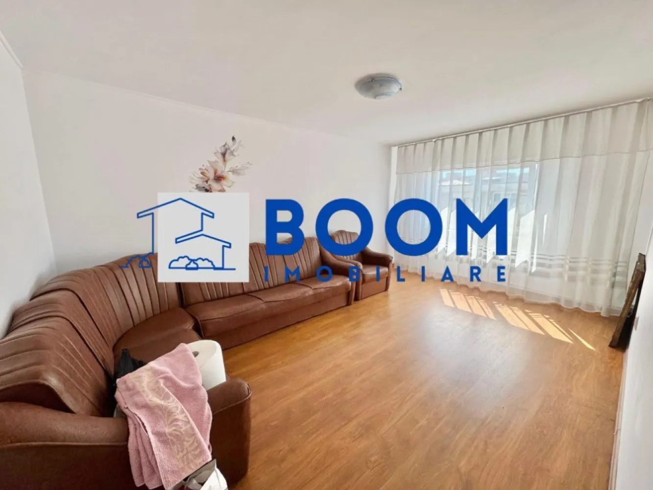Apartament 3 camere | Ostroveni | Centrala termica | Bloc A - BOOM Imobiliare vă propune spre vânzare un apartament cu 3 camere, situat în Râmnicu Vâlcea, Cartier Ostroveni, într-o zonă liniștită, ideală pentru locuit.

Imobilul este amplasat la etajul 4 al unui bloc cu 5 etaje, bloc de tip A, recunoscut pentru compartimentarea eficientă și spațiile generoase. Blocul este reabilitat termic, oferind un plus de confort și eficiență energetică.

Apartamentul are o suprafață de 72 mp și este compartimentat astfel: living luminos, bucătărie, 2 dormitoare, 2 grupuri sanitare, hol spațios și multiple spații de depozitare. Proprietatea dispune de centrală termică proprie și se vinde parțial mobilată, conform fotografiilor.

Un mare avantaj îl reprezintă predarea imediată, apartamentul fiind disponibil chiar în momentul tranzacționării.

Pentru mai multe detalii sau pentru programarea unei vizionări, vă invităm să contactați BOOM Imobiliare.

id: CP3195742