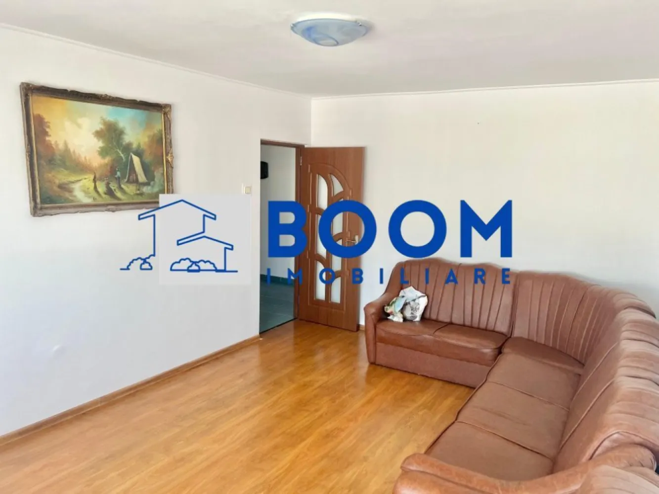 Apartament 3 camere | Ostroveni | Centrala termica | Bloc A - BOOM Imobiliare vă propune spre vânzare un apartament cu 3 camere, situat în Râmnicu Vâlcea, Cartier Ostroveni, într-o zonă liniștită, ideală pentru locuit.

Imobilul este amplasat la etajul 4 al unui bloc cu 5 etaje, bloc de tip A, recunoscut pentru compartimentarea eficientă și spațiile generoase. Blocul este reabilitat termic, oferind un plus de confort și eficiență energetică.

Apartamentul are o suprafață de 72 mp și este compartimentat astfel: living luminos, bucătărie, 2 dormitoare, 2 grupuri sanitare, hol spațios și multiple spații de depozitare. Proprietatea dispune de centrală termică proprie și se vinde parțial mobilată, conform fotografiilor.

Un mare avantaj îl reprezintă predarea imediată, apartamentul fiind disponibil chiar în momentul tranzacționării.

Pentru mai multe detalii sau pentru programarea unei vizionări, vă invităm să contactați BOOM Imobiliare.

id: CP3195742