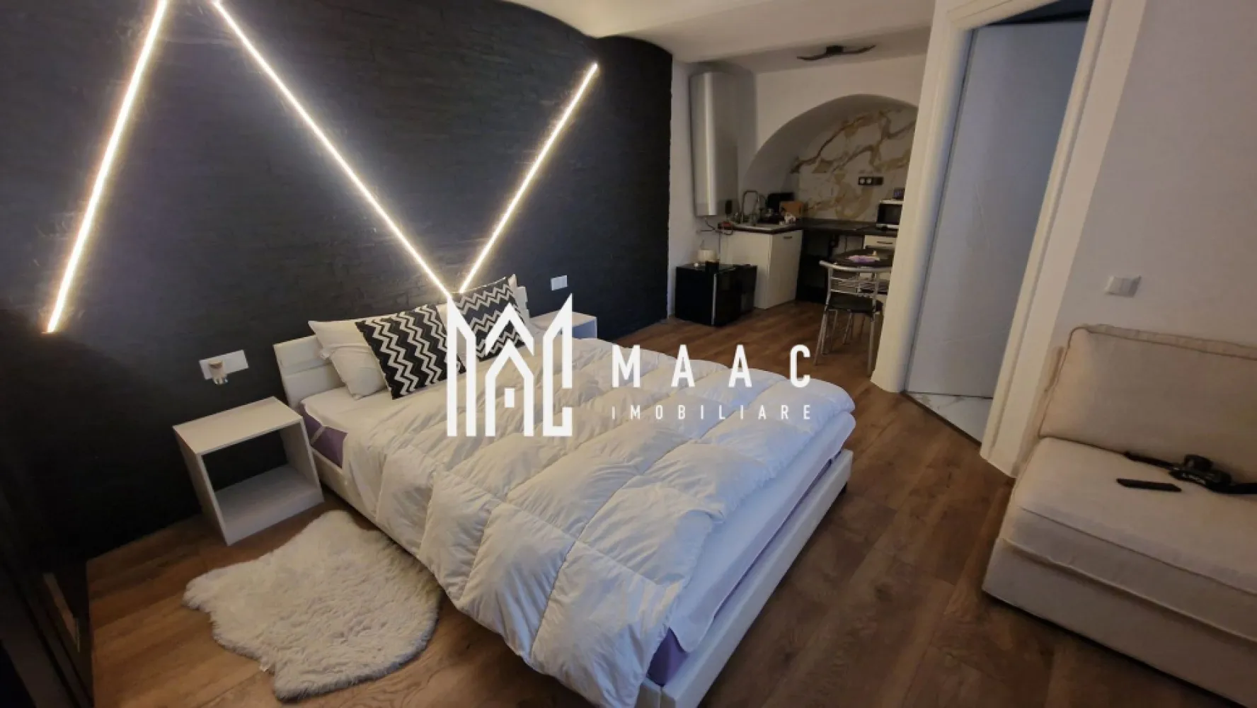Garsonieră | 23 Mp | Centrul Vechi | Sibiu - MAAC Imobiliare vă invită să descoperiți o garsonieră cochetă de 23 mp, situată într-una dintre cele mai fermecătoare zone ale orașului, chiar în Centrul Vechi al Sibiului. Un spațiu modern, plin de lumină și rafinament, amplasat la doar câțiva pași de principalele atracții turistice, restaurante și cafenele. Garsoniera se predă la cheie, complet mobilată și utilată, pregătită pentru locuire imediată sau închiriere în regim hotelier – perfectă pentru Booking sau Airbnb. Designul contemporan, finisajele de calitate și atenția la detalii transformă acest apartament într-un loc plin de stil și confort. Pentru mai multe detalii, vă rugăm să ne contactați, menționând ID:CP2768418 }}