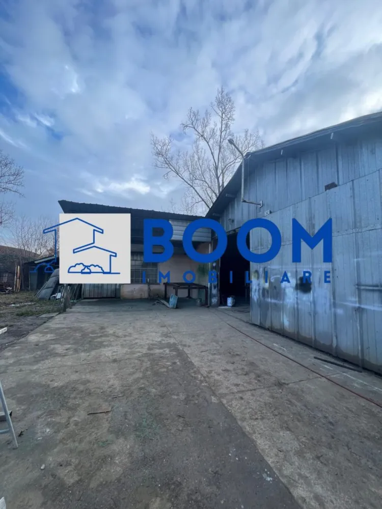 Teren | 4136 MP | Bloc D+P+3+4R+5R - BOOM Imobiliare vă propune spre vânzare un teren intravilan cu suprafața de 4.136 mp, situat în zona centrală a municipiului Râmnicu Vâlcea, într-o arie aflată în plină dezvoltare rezidențială, cu numeroase blocuri finalizate sau în curs de execuție în imediata vecinătate.

Terenul beneficiază de toate utilitățile și are o deschidere stradală generoasă de 36 metri liniari, fiind împrejmuit cu gard zidit. În prezent, proprietatea are destinație industrială, cu hale de producție amplasate, însă reprezintă o oportunitate excelentă pentru dezvoltare rezidențială.

Conform Certificatului de Urbanism, terenul permite realizarea unui imobil tip bloc, cu următoarele caracteristici:

* regim de înălțime: D+P+3+4R+5R
* suprafață construită totală: aprox. 7.000 mp
* suprafață utilă: aprox. 6.000 mp
* demisol destinat parcărilor
* zone de spații verzi și spații de joacă pentru copii

Pentru o mai bună vizualizare a potențialului, este atașată și macheta proiectului propus.

Preț de vânzare: 250 euro/mp + TVA
În cazul achiziției de către persoană juridică, se aplică taxare inversă pentru TVA, conform legislației în vigoare.

Datorită amplasării centrale, suprafeței generoase și parametrilor urbanistici favorabili, această proprietate reprezintă o oportunitate solidă pentru dezvoltatori imobiliari.

Pentru informații suplimentare și detalii complete, vă invităm să contactați BOOM Imobiliare.

id: CP3195738