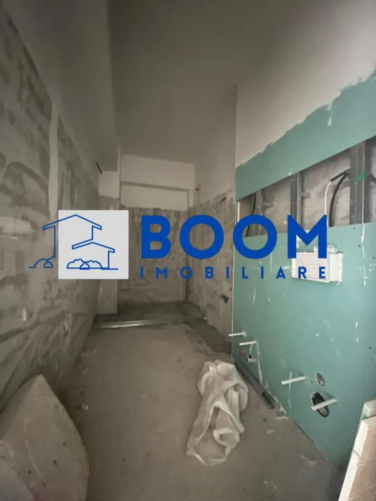 Studio | Dem Radulescu- Ostroveni | Bloc intabulat - BOOM Imobiliare vă propune spre vânzare un studio modern, situat în zona foarte căutată Dem Rădulescu – Ostroveni, în Râmnicu Vâlcea. Proprietatea se află la etajul 2 al unui bloc intabulat, oferind confort și acces rapid la toate punctele de interes din zonă.

Suprafață construită: 50 m²
Compartimentare practică și bine gândită:

* Cameră spațioasă și luminoasă
* Bucătărie separată
* Grup sanitar
* Terasă ideală pentru relaxare

Studioul se vinde finisat, iar predarea se face imediat, cu posibilitatea ca viitorul proprietar să personalizeze spațiul după propriile preferințe.

Loc de parcare exterior inclus în preț, înscris în actul de proprietate – un avantaj important pentru zonă.

Achiziția se poate face prin orice modalitate de plată, ceea ce face această ofertă potrivită pentru locuire sau investiție.

Un studio cochet, într-o zonă în plină dezvoltare – o oportunitate excelentă oferită de BOOM Imobiliare.

Pentru detalii suplimentare sau programarea unei vizionări, vă stăm cu drag la dispoziție!

id: CP3195697