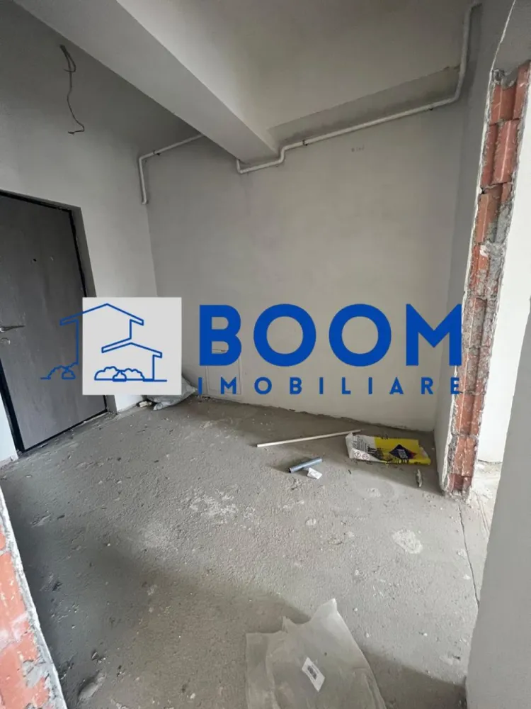 Studio | Dem Radulescu- Ostroveni | Bloc intabulat - BOOM Imobiliare vă propune spre vânzare un studio modern, situat în zona foarte căutată Dem Rădulescu – Ostroveni, în Râmnicu Vâlcea. Proprietatea se află la etajul 2 al unui bloc intabulat, oferind confort și acces rapid la toate punctele de interes din zonă.

Suprafață construită: 50 m²
Compartimentare practică și bine gândită:

* Cameră spațioasă și luminoasă
* Bucătărie separată
* Grup sanitar
* Terasă ideală pentru relaxare

Studioul se vinde finisat, iar predarea se face imediat, cu posibilitatea ca viitorul proprietar să personalizeze spațiul după propriile preferințe.

Loc de parcare exterior inclus în preț, înscris în actul de proprietate – un avantaj important pentru zonă.

Achiziția se poate face prin orice modalitate de plată, ceea ce face această ofertă potrivită pentru locuire sau investiție.

Un studio cochet, într-o zonă în plină dezvoltare – o oportunitate excelentă oferită de BOOM Imobiliare.

Pentru detalii suplimentare sau programarea unei vizionări, vă stăm cu drag la dispoziție!

id: CP3195697