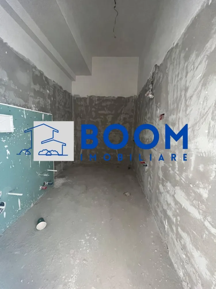 Apartament 2 camere | Dem Radulescu-Ostroveni | Bloc nou intabulat - BOOM Imobiliare vă oferă spre vânzare un apartament modern cu 2 camere, situat într-una dintre cele mai apreciate zone ale orașului – Dem Rădulescu – Ostroveni, Râmnicu Vâlcea. Proprietatea se află la etajul 2/3, într-un bloc nou, finalizat în 2025, dotat cu lift și intabulat, pregătit pentru tranzacționare imediată.

Suprafață construită: 70 m²
Compartimentare optimă:

* Living luminos și spațios
* Bucătărie separată
* Dormitor confortabil
* Baie modernă
* Logie + balcon – spații ideale pentru relaxare

Apartamentul se predă finisat la cheie, iar viitorul proprietar are posibilitatea de a personaliza finisajele după propriul gust, pentru un cămin exact așa cum și-l dorește.

Loc de parcare exterior inclus în preț, înscris în actul de proprietate – un avantaj important într-o zonă aglomerată.

Achiziția se poate realiza prin orice modalitate de plată, ceea ce face această ofertă accesibilă și flexibilă.

Un apartament nou, modern, excelent poziționat și cu facilități complete – o oportunitate ideală oferită de BOOM Imobiliare.

Pentru informații suplimentare sau pentru o vizionare, vă stăm cu drag la dispoziție!

id: CP3195696