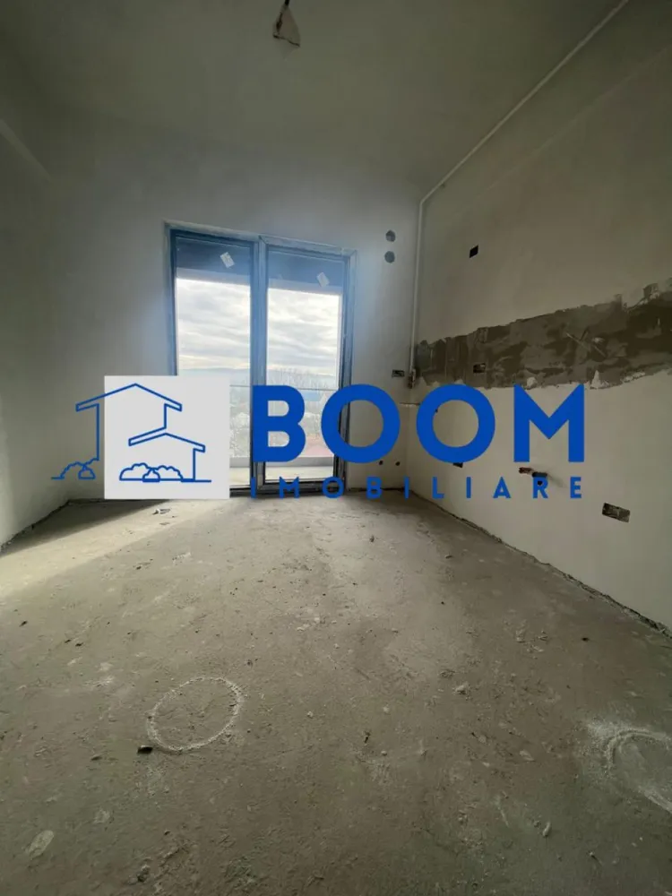 Apartament 2 camere | Dem Radulescu-Ostroveni | Bloc nou intabulat - BOOM Imobiliare vă oferă spre vânzare un apartament modern cu 2 camere, situat într-una dintre cele mai apreciate zone ale orașului – Dem Rădulescu – Ostroveni, Râmnicu Vâlcea. Proprietatea se află la etajul 2/3, într-un bloc nou, finalizat în 2025, dotat cu lift și intabulat, pregătit pentru tranzacționare imediată.

Suprafață construită: 70 m²
Compartimentare optimă:

* Living luminos și spațios
* Bucătărie separată
* Dormitor confortabil
* Baie modernă
* Logie + balcon – spații ideale pentru relaxare

Apartamentul se predă finisat la cheie, iar viitorul proprietar are posibilitatea de a personaliza finisajele după propriul gust, pentru un cămin exact așa cum și-l dorește.

Loc de parcare exterior inclus în preț, înscris în actul de proprietate – un avantaj important într-o zonă aglomerată.

Achiziția se poate realiza prin orice modalitate de plată, ceea ce face această ofertă accesibilă și flexibilă.

Un apartament nou, modern, excelent poziționat și cu facilități complete – o oportunitate ideală oferită de BOOM Imobiliare.

Pentru informații suplimentare sau pentru o vizionare, vă stăm cu drag la dispoziție!

id: CP3195696