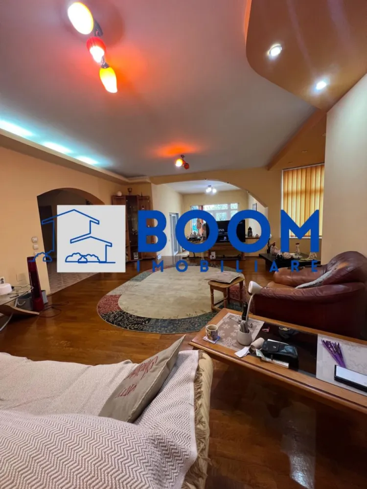 Vila | Cartier Traian - BOOM Imobiliare vă propune spre vânzare o vilă elegantă D+P+1, situată în unul dintre cele mai apreciate cartiere ale orașului Râmnicu Vâlcea – Cartier Traian, o zonă liniștită, cu acces facil către toate punctele de interes.

Proprietatea dispune de o suprafață utilă de 240 mp, excelent compartimentată, amplasată pe un teren de 555 mp, împrejmuit cu gard zidit și fier forjat, oferind siguranță și intimitate.

Caracteristici principale ale proprietății:

Structură D+P+1

* Demisol ideal pentru depozitare, spații tehnice sau amenajarea unei crame
* 3 dormitoare, dintre care unul cu baie matrimonială și dressing
* Living spațios cu loc de servit masa
* 3 băi
* Bucătărie închisă
* Cameră tehnică
* Terasa perfectă pentru relaxare
* Garaj
* Zonă de barbeque în curte

Dotări și beneficii:

* Vila se vinde complet mobilată și utilată, conform fotografiilor de prezentare
* Finisaje moderne și de calitate superioară
* Spații generoase și luminoase, ideale pentru o familie

Curtea de 555 mp oferă multiple posibilități de amenajare, fie că îți dorești un colț verde, un loc de joacă sau un spațiu de relaxare în aer liber.

O proprietate premium, într-o zonă selectă, gata să devină acasă pentru cei care caută confort, intimitate și eleganță.

Pentru detalii suplimentare sau programarea unei vizionări, BOOM Imobiliare vă stă cu drag la dispoziție!

CP : CP3195747