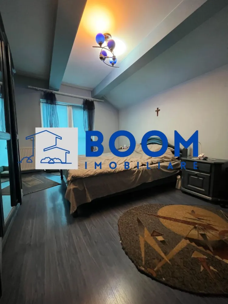 Vila | Cartier Traian - BOOM Imobiliare vă propune spre vânzare o vilă elegantă D+P+1, situată în unul dintre cele mai apreciate cartiere ale orașului Râmnicu Vâlcea – Cartier Traian, o zonă liniștită, cu acces facil către toate punctele de interes.

Proprietatea dispune de o suprafață utilă de 240 mp, excelent compartimentată, amplasată pe un teren de 555 mp, împrejmuit cu gard zidit și fier forjat, oferind siguranță și intimitate.

Caracteristici principale ale proprietății:

Structură D+P+1

* Demisol ideal pentru depozitare, spații tehnice sau amenajarea unei crame
* 3 dormitoare, dintre care unul cu baie matrimonială și dressing
* Living spațios cu loc de servit masa
* 3 băi
* Bucătărie închisă
* Cameră tehnică
* Terasa perfectă pentru relaxare
* Garaj
* Zonă de barbeque în curte

Dotări și beneficii:

* Vila se vinde complet mobilată și utilată, conform fotografiilor de prezentare
* Finisaje moderne și de calitate superioară
* Spații generoase și luminoase, ideale pentru o familie

Curtea de 555 mp oferă multiple posibilități de amenajare, fie că îți dorești un colț verde, un loc de joacă sau un spațiu de relaxare în aer liber.

O proprietate premium, într-o zonă selectă, gata să devină acasă pentru cei care caută confort, intimitate și eleganță.

Pentru detalii suplimentare sau programarea unei vizionări, BOOM Imobiliare vă stă cu drag la dispoziție!

CP : CP3195747