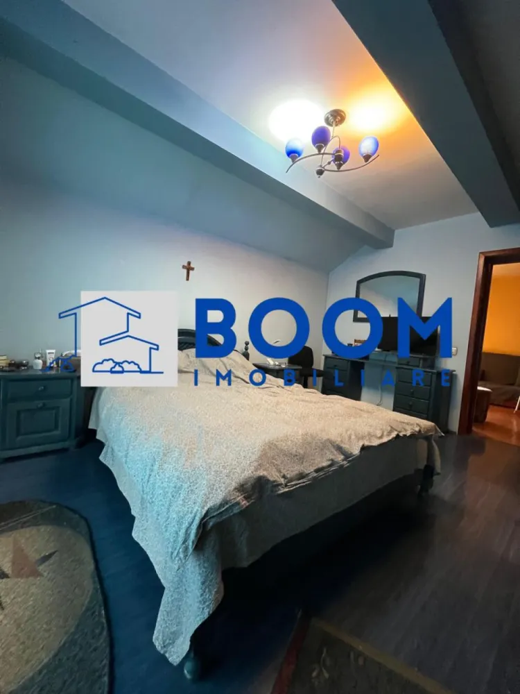 Vila | Cartier Traian - BOOM Imobiliare vă propune spre vânzare o vilă elegantă D+P+1, situată în unul dintre cele mai apreciate cartiere ale orașului Râmnicu Vâlcea – Cartier Traian, o zonă liniștită, cu acces facil către toate punctele de interes.

Proprietatea dispune de o suprafață utilă de 240 mp, excelent compartimentată, amplasată pe un teren de 555 mp, împrejmuit cu gard zidit și fier forjat, oferind siguranță și intimitate.

Caracteristici principale ale proprietății:

Structură D+P+1

* Demisol ideal pentru depozitare, spații tehnice sau amenajarea unei crame
* 3 dormitoare, dintre care unul cu baie matrimonială și dressing
* Living spațios cu loc de servit masa
* 3 băi
* Bucătărie închisă
* Cameră tehnică
* Terasa perfectă pentru relaxare
* Garaj
* Zonă de barbeque în curte

Dotări și beneficii:

* Vila se vinde complet mobilată și utilată, conform fotografiilor de prezentare
* Finisaje moderne și de calitate superioară
* Spații generoase și luminoase, ideale pentru o familie

Curtea de 555 mp oferă multiple posibilități de amenajare, fie că îți dorești un colț verde, un loc de joacă sau un spațiu de relaxare în aer liber.

O proprietate premium, într-o zonă selectă, gata să devină acasă pentru cei care caută confort, intimitate și eleganță.

Pentru detalii suplimentare sau programarea unei vizionări, BOOM Imobiliare vă stă cu drag la dispoziție!

CP : CP3195747