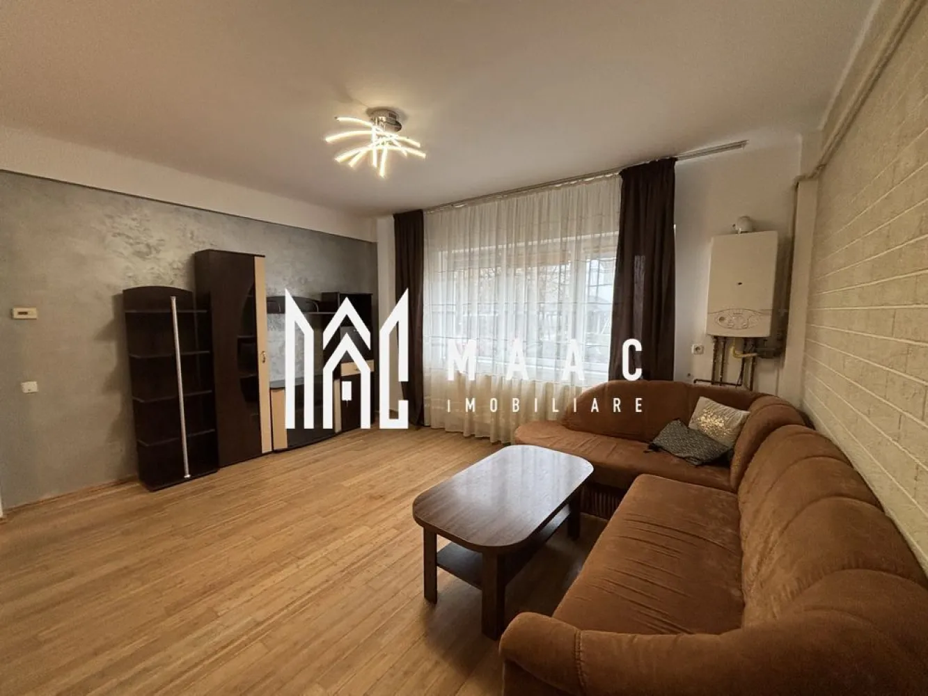 Apartament 3 camere | Parter | 96MPU | Vasia-Medias - MAAC Imobiliare vă propune spre închiriere un apartament cu 3 camere și 2 băi, situat în cartierul Vasia din Mediaș. Locuința este complet mobilată și utilată, fiind pregătită pentru mutare imediată. Spațiul este generos și bine compartimentat, oferind confortul necesar unei familii sau persoanelor care își doresc o locuință spațioasă. Cartierul Vasia este o zonă rezidențială liniștită și modernă, apreciată pentru accesul rapid la centre comerciale, școli, grădinițe și farmacii. Zona este bine conectată la principalele artere ale orașului și oferă un mediu sigur, cu străzi asfaltate, iluminat public și facilități pentru viața de zi cu zi. Dotări și avantaje: -apartament cu 3 camere -2 băi -2 dormitoare -complet mobilat și utilat -spațiu generos și bine compartimentat -se acceptă animale de companie Închirierea se face pe termen de minim 1 an. Se percepe garanție în cuantumul unei chirii lunare. Pentru mai multe detalii și programarea unei vizionări, vă rugăm să ne contactați, menționând ID: CP2954550 }}
