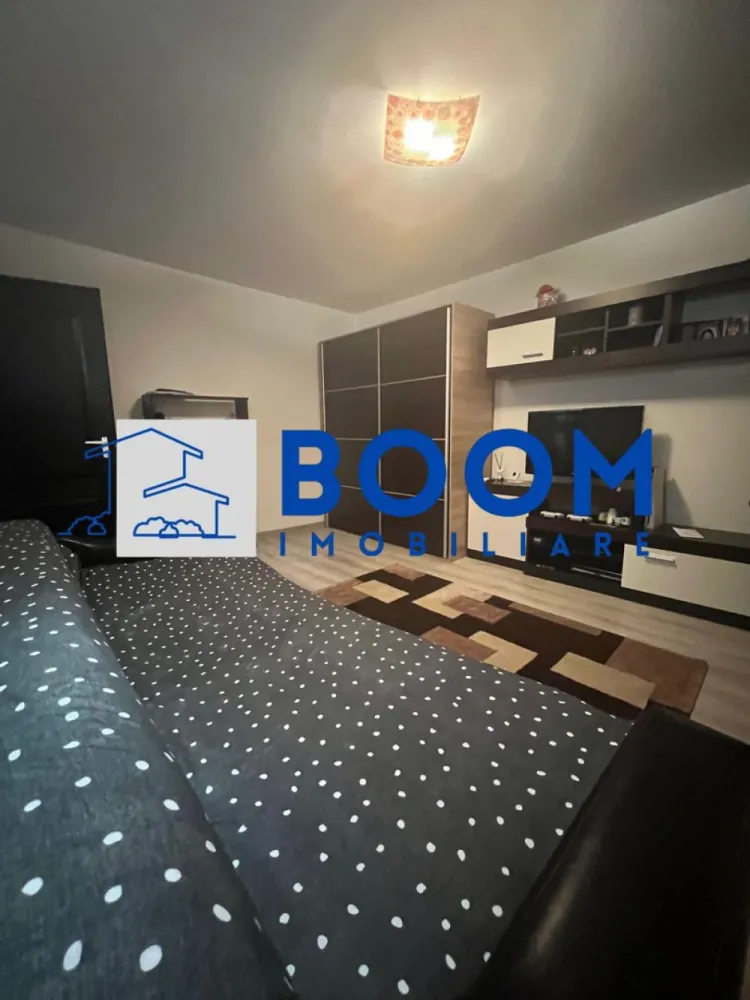 Apartament 2 camere | Nord | Calea lui Traian | Priveliste Paoramica - BOOM Imobiliare vă propune spre vânzare un apartament complet renovat, cu 2 camere, situat într-una dintre cele mai apreciate zone ale orașului – Cartier Nord, pe Calea lui Traian.
Poziționarea excelentă oferă acces rapid către Biserica Sf. Petru și Pavel, Spitalul Județean, Piața Nord, precum și numeroase magazine, servicii și mijloace de transport.

Detalii apartament:
Apartamentul are o suprafață totală de 54 mp și este situat la etajul 8/8, într-un bloc dotat cu lift. Deși se află la ultimul nivel, locuința beneficiază de hidroizolație, iar blocul este inclus în programul de reabilitare, ce prevede și realizarea unui acoperiș nou – un avantaj major pentru viitorul proprietar.

Compartimentare:

* Dormitor luminos
* Living spațios
* Bucătărie separată
* Hol generos
* Baie cu geam
* Balcon închis cu PVC, ideal pentru spațiu suplimentar de depozitare sau zonă de relaxare

Renovări și dotări:
Apartamentul a beneficiat de o renovare totală, incluzând:

* Șapă nouă
* Instalații electrice și sanitare schimbate integral
* Centrală termică proprie
* Aer conditionat
* Mobilier modern, realizat pe comandă
* Finisaje contemporane, de calitate
* Balcon închis cu tâmplărie PVC, oferind un plus de confort

Imobilul se vinde mobilat și utilat exact ca în fotografiile de prezentare, fiind gata de mutare imediată, fără alte investiții.

Pentru detalii suplimentare sau programarea unei vizionări, BOOM Imobiliare vă este la dispoziție cu profesionalism și promptitudine.

id: CP3195749