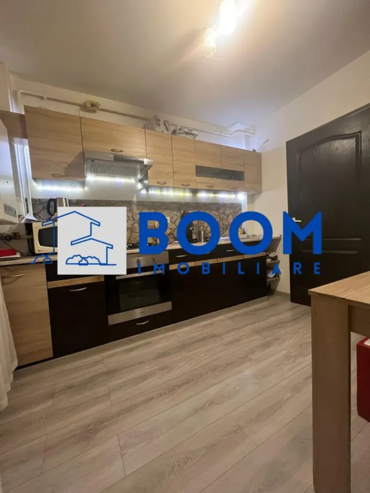 Apartament 2 camere | Nord | Calea lui Traian | Priveliste Paoramica - BOOM Imobiliare vă propune spre vânzare un apartament complet renovat, cu 2 camere, situat într-una dintre cele mai apreciate zone ale orașului – Cartier Nord, pe Calea lui Traian.
Poziționarea excelentă oferă acces rapid către Biserica Sf. Petru și Pavel, Spitalul Județean, Piața Nord, precum și numeroase magazine, servicii și mijloace de transport.

Detalii apartament:
Apartamentul are o suprafață totală de 54 mp și este situat la etajul 8/8, într-un bloc dotat cu lift. Deși se află la ultimul nivel, locuința beneficiază de hidroizolație, iar blocul este inclus în programul de reabilitare, ce prevede și realizarea unui acoperiș nou – un avantaj major pentru viitorul proprietar.

Compartimentare:

* Dormitor luminos
* Living spațios
* Bucătărie separată
* Hol generos
* Baie cu geam
* Balcon închis cu PVC, ideal pentru spațiu suplimentar de depozitare sau zonă de relaxare

Renovări și dotări:
Apartamentul a beneficiat de o renovare totală, incluzând:

* Șapă nouă
* Instalații electrice și sanitare schimbate integral
* Centrală termică proprie
* Aer conditionat
* Mobilier modern, realizat pe comandă
* Finisaje contemporane, de calitate
* Balcon închis cu tâmplărie PVC, oferind un plus de confort

Imobilul se vinde mobilat și utilat exact ca în fotografiile de prezentare, fiind gata de mutare imediată, fără alte investiții.

Pentru detalii suplimentare sau programarea unei vizionări, BOOM Imobiliare vă este la dispoziție cu profesionalism și promptitudine.

id: CP3195749