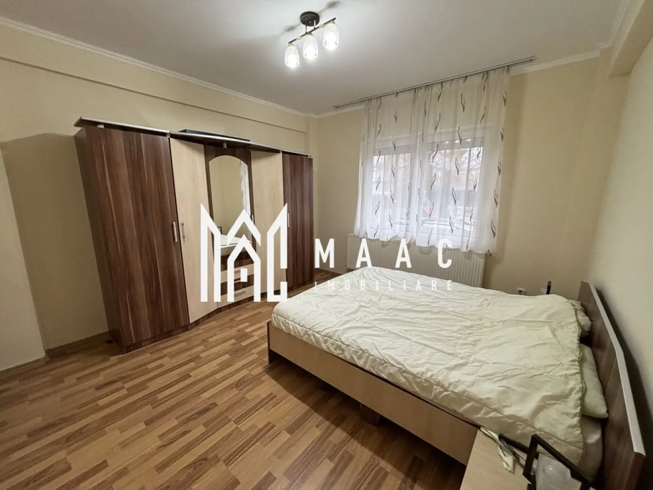 Apartament 3 camere | Parter | 96MPU | Vasia-Medias - MAAC Imobiliare vă propune spre închiriere un apartament cu 3 camere și 2 băi, situat în cartierul Vasia din Mediaș. Locuința este complet mobilată și utilată, fiind pregătită pentru mutare imediată. Spațiul este generos și bine compartimentat, oferind confortul necesar unei familii sau persoanelor care își doresc o locuință spațioasă. Cartierul Vasia este o zonă rezidențială liniștită și modernă, apreciată pentru accesul rapid la centre comerciale, școli, grădinițe și farmacii. Zona este bine conectată la principalele artere ale orașului și oferă un mediu sigur, cu străzi asfaltate, iluminat public și facilități pentru viața de zi cu zi. Dotări și avantaje: -apartament cu 3 camere -2 băi -2 dormitoare -complet mobilat și utilat -spațiu generos și bine compartimentat -se acceptă animale de companie Închirierea se face pe termen de minim 1 an. Se percepe garanție în cuantumul unei chirii lunare. Pentru mai multe detalii și programarea unei vizionări, vă rugăm să ne contactați, menționând ID: CP2954550 }}