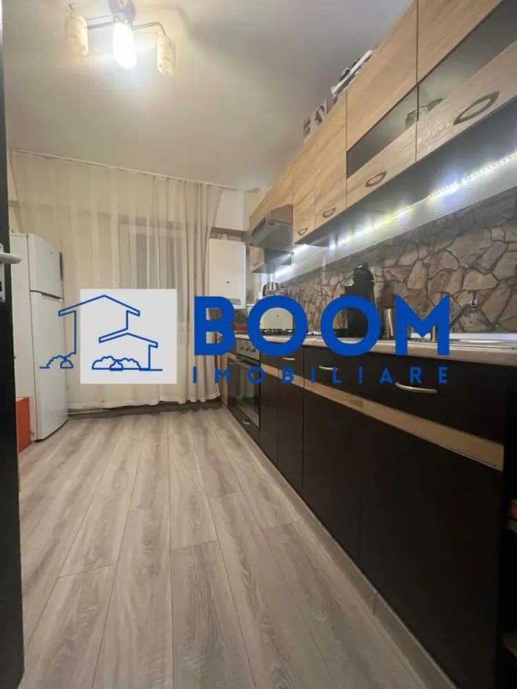 Apartament 2 camere | Nord | Calea lui Traian | Priveliste Paoramica - BOOM Imobiliare vă propune spre vânzare un apartament complet renovat, cu 2 camere, situat într-una dintre cele mai apreciate zone ale orașului – Cartier Nord, pe Calea lui Traian.
Poziționarea excelentă oferă acces rapid către Biserica Sf. Petru și Pavel, Spitalul Județean, Piața Nord, precum și numeroase magazine, servicii și mijloace de transport.

Detalii apartament:
Apartamentul are o suprafață totală de 54 mp și este situat la etajul 8/8, într-un bloc dotat cu lift. Deși se află la ultimul nivel, locuința beneficiază de hidroizolație, iar blocul este inclus în programul de reabilitare, ce prevede și realizarea unui acoperiș nou – un avantaj major pentru viitorul proprietar.

Compartimentare:

* Dormitor luminos
* Living spațios
* Bucătărie separată
* Hol generos
* Baie cu geam
* Balcon închis cu PVC, ideal pentru spațiu suplimentar de depozitare sau zonă de relaxare

Renovări și dotări:
Apartamentul a beneficiat de o renovare totală, incluzând:

* Șapă nouă
* Instalații electrice și sanitare schimbate integral
* Centrală termică proprie
* Aer conditionat
* Mobilier modern, realizat pe comandă
* Finisaje contemporane, de calitate
* Balcon închis cu tâmplărie PVC, oferind un plus de confort

Imobilul se vinde mobilat și utilat exact ca în fotografiile de prezentare, fiind gata de mutare imediată, fără alte investiții.

Pentru detalii suplimentare sau programarea unei vizionări, BOOM Imobiliare vă este la dispoziție cu profesionalism și promptitudine.

id: CP3195749