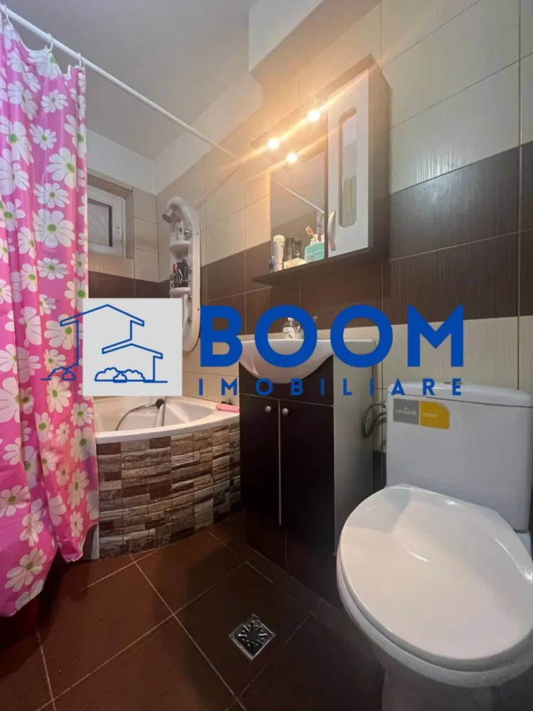 Apartament 2 camere | Nord | Calea lui Traian | Priveliste Paoramica - BOOM Imobiliare vă propune spre vânzare un apartament complet renovat, cu 2 camere, situat într-una dintre cele mai apreciate zone ale orașului – Cartier Nord, pe Calea lui Traian.
Poziționarea excelentă oferă acces rapid către Biserica Sf. Petru și Pavel, Spitalul Județean, Piața Nord, precum și numeroase magazine, servicii și mijloace de transport.

Detalii apartament:
Apartamentul are o suprafață totală de 54 mp și este situat la etajul 8/8, într-un bloc dotat cu lift. Deși se află la ultimul nivel, locuința beneficiază de hidroizolație, iar blocul este inclus în programul de reabilitare, ce prevede și realizarea unui acoperiș nou – un avantaj major pentru viitorul proprietar.

Compartimentare:

* Dormitor luminos
* Living spațios
* Bucătărie separată
* Hol generos
* Baie cu geam
* Balcon închis cu PVC, ideal pentru spațiu suplimentar de depozitare sau zonă de relaxare

Renovări și dotări:
Apartamentul a beneficiat de o renovare totală, incluzând:

* Șapă nouă
* Instalații electrice și sanitare schimbate integral
* Centrală termică proprie
* Aer conditionat
* Mobilier modern, realizat pe comandă
* Finisaje contemporane, de calitate
* Balcon închis cu tâmplărie PVC, oferind un plus de confort

Imobilul se vinde mobilat și utilat exact ca în fotografiile de prezentare, fiind gata de mutare imediată, fără alte investiții.

Pentru detalii suplimentare sau programarea unei vizionări, BOOM Imobiliare vă este la dispoziție cu profesionalism și promptitudine.

id: CP3195749