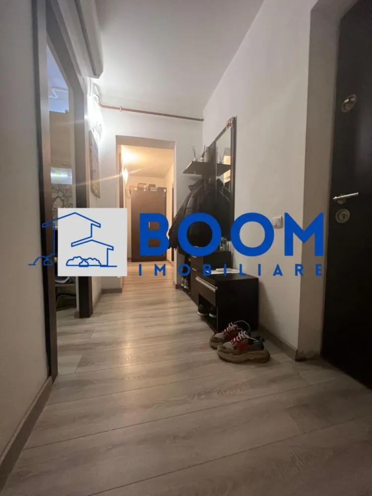 Apartament 2 camere | Nord | Calea lui Traian | Priveliste Paoramica - BOOM Imobiliare vă propune spre vânzare un apartament complet renovat, cu 2 camere, situat într-una dintre cele mai apreciate zone ale orașului – Cartier Nord, pe Calea lui Traian.
Poziționarea excelentă oferă acces rapid către Biserica Sf. Petru și Pavel, Spitalul Județean, Piața Nord, precum și numeroase magazine, servicii și mijloace de transport.

Detalii apartament:
Apartamentul are o suprafață totală de 54 mp și este situat la etajul 8/8, într-un bloc dotat cu lift. Deși se află la ultimul nivel, locuința beneficiază de hidroizolație, iar blocul este inclus în programul de reabilitare, ce prevede și realizarea unui acoperiș nou – un avantaj major pentru viitorul proprietar.

Compartimentare:

* Dormitor luminos
* Living spațios
* Bucătărie separată
* Hol generos
* Baie cu geam
* Balcon închis cu PVC, ideal pentru spațiu suplimentar de depozitare sau zonă de relaxare

Renovări și dotări:
Apartamentul a beneficiat de o renovare totală, incluzând:

* Șapă nouă
* Instalații electrice și sanitare schimbate integral
* Centrală termică proprie
* Aer conditionat
* Mobilier modern, realizat pe comandă
* Finisaje contemporane, de calitate
* Balcon închis cu tâmplărie PVC, oferind un plus de confort

Imobilul se vinde mobilat și utilat exact ca în fotografiile de prezentare, fiind gata de mutare imediată, fără alte investiții.

Pentru detalii suplimentare sau programarea unei vizionări, BOOM Imobiliare vă este la dispoziție cu profesionalism și promptitudine.

id: CP3195749