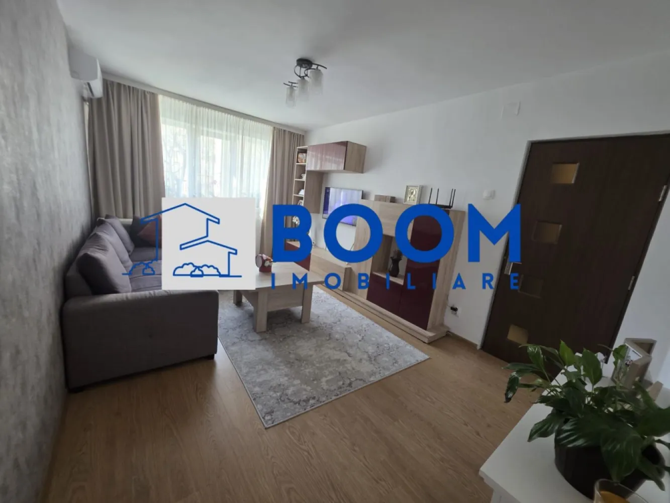 Apartament 3 camere | Ostroveni | Etaj 1 | Zona Hermes - BOOM Imobiliare vă propune spre vânzare un apartament modern cu 3 camere, situat în cartierul Ostroveni, Râmnicu Vâlcea, în imediata apropiere a Pieței Ostroveni și a Școlii Generale Nr. 10 – o zonă apreciată pentru accesibilitate și facilități.

Locuința este amplasată la etajul 1 din 10 al unui imobil dotat cu lift și beneficiază de o compartimentare decomandată, oferind confort și intimitate fiecărui membru al familiei.

Apartamentul are o suprafață utilă de 63 mp și o suprafață totală de 70 mp, fiind renovat complet și amenajat modern, cu finisaje de calitate și mobilier ales cu bun gust.

Printre dotări și îmbunătățiri se regăsesc:

* Centrală termică proprie, montată în anul 2025
* Instalație termică schimbată integral
* Instalație electrică schimbată integral
* Aer condiționat
* Bucătărie mobilată și utilată complet
* Geam la grupul sanitar (ventilație naturală)
* Compartimentare eficientă, cu spații bine optimizate

Poziționarea la etaj intermediar oferă un echilibru ideal între acces facil și confort termic.

Apartamentul se vinde mobilat și utilat, fiind pregătit pentru mutare imediată – ideal atât pentru locuință proprie, cât și pentru investiție.

Pentru mai multe detalii sau pentru programarea unei vizionări, echipa BOOM Imobiliare vă stă la dispoziție.

ID : CP3195721