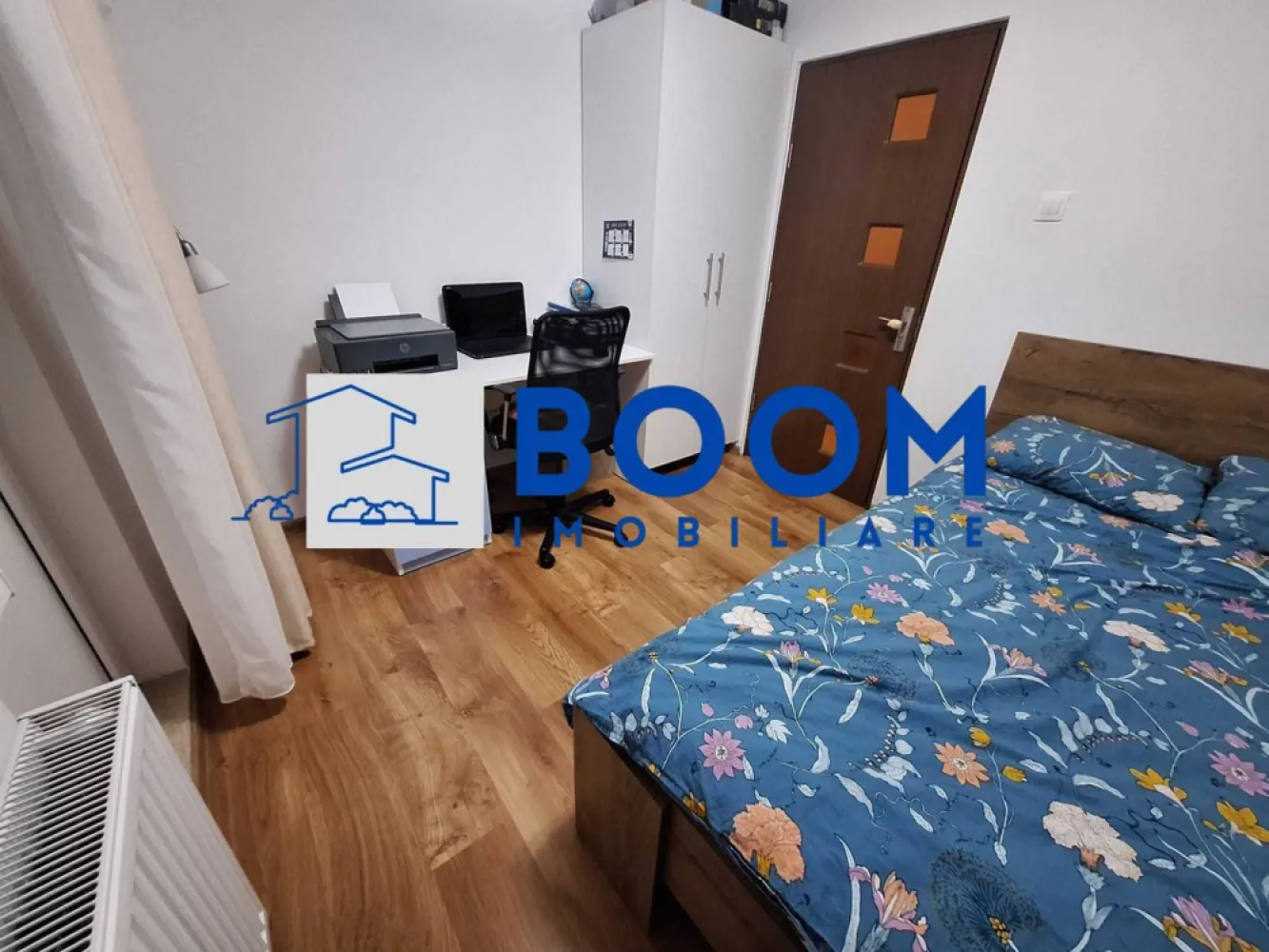 Apartament 3 camere | Ostroveni | Etaj 1 | Zona Hermes - BOOM Imobiliare vă propune spre vânzare un apartament modern cu 3 camere, situat în cartierul Ostroveni, Râmnicu Vâlcea, în imediata apropiere a Pieței Ostroveni și a Școlii Generale Nr. 10 – o zonă apreciată pentru accesibilitate și facilități.

Locuința este amplasată la etajul 1 din 10 al unui imobil dotat cu lift și beneficiază de o compartimentare decomandată, oferind confort și intimitate fiecărui membru al familiei.

Apartamentul are o suprafață utilă de 63 mp și o suprafață totală de 70 mp, fiind renovat complet și amenajat modern, cu finisaje de calitate și mobilier ales cu bun gust.

Printre dotări și îmbunătățiri se regăsesc:

* Centrală termică proprie, montată în anul 2025
* Instalație termică schimbată integral
* Instalație electrică schimbată integral
* Aer condiționat
* Bucătărie mobilată și utilată complet
* Geam la grupul sanitar (ventilație naturală)
* Compartimentare eficientă, cu spații bine optimizate

Poziționarea la etaj intermediar oferă un echilibru ideal între acces facil și confort termic.

Apartamentul se vinde mobilat și utilat, fiind pregătit pentru mutare imediată – ideal atât pentru locuință proprie, cât și pentru investiție.

Pentru mai multe detalii sau pentru programarea unei vizionări, echipa BOOM Imobiliare vă stă la dispoziție.

ID : CP3195721