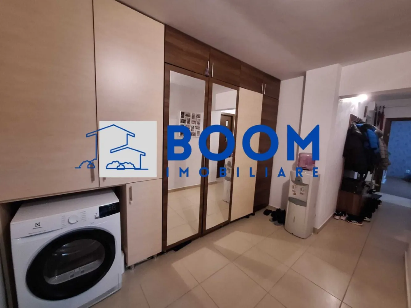 Apartament 3 camere | Ostroveni | Etaj 1 | Zona Hermes - BOOM Imobiliare vă propune spre vânzare un apartament modern cu 3 camere, situat în cartierul Ostroveni, Râmnicu Vâlcea, în imediata apropiere a Pieței Ostroveni și a Școlii Generale Nr. 10 – o zonă apreciată pentru accesibilitate și facilități.

Locuința este amplasată la etajul 1 din 10 al unui imobil dotat cu lift și beneficiază de o compartimentare decomandată, oferind confort și intimitate fiecărui membru al familiei.

Apartamentul are o suprafață utilă de 63 mp și o suprafață totală de 70 mp, fiind renovat complet și amenajat modern, cu finisaje de calitate și mobilier ales cu bun gust.

Printre dotări și îmbunătățiri se regăsesc:

* Centrală termică proprie, montată în anul 2025
* Instalație termică schimbată integral
* Instalație electrică schimbată integral
* Aer condiționat
* Bucătărie mobilată și utilată complet
* Geam la grupul sanitar (ventilație naturală)
* Compartimentare eficientă, cu spații bine optimizate

Poziționarea la etaj intermediar oferă un echilibru ideal între acces facil și confort termic.

Apartamentul se vinde mobilat și utilat, fiind pregătit pentru mutare imediată – ideal atât pentru locuință proprie, cât și pentru investiție.

Pentru mai multe detalii sau pentru programarea unei vizionări, echipa BOOM Imobiliare vă stă la dispoziție.

ID : CP3195721