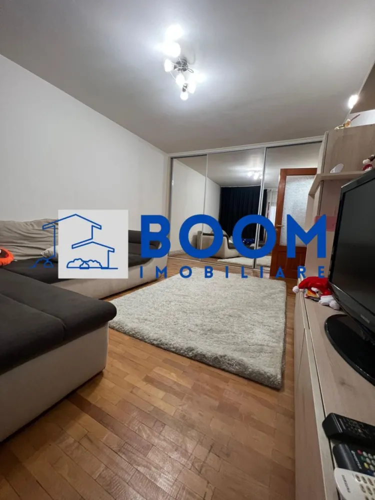 Apartament | 3 camere | Calea lui Traian | Etaj 3 - BOOM Imobiliare vă propune spre vânzare un apartament modern cu 3 camere, situat pe Calea lui Traian, în municipiul Râmnicu Vâlcea, într-un bloc cu 4 etaje prevăzut cu acoperiș.
Proprietatea se află la etajul 3 și dispune de o suprafață generoasă de 72 mp, fiind ideală atât pentru locuit, cât și ca investiție.

Apartamentul este inteligent compartimentat pentru a oferi confort și funcționalitate:

* Living luminos și primitor
* Bucătărie complet utilată
* 2 dormitoare, cu mobilier din lemn masiv
* 2 grupuri sanitare
* Hol spațios
* Balcon util și accesibil

Locuința se remarcă prin finisaje de calitate, precum parchetul din lemn masiv, ușile interioare din lemn masiv și un design modern, atent realizat. Confortul termic este asigurat de centrala termică proprie, iar în sezonul cald beneficiați de aer condiționat.

Apartamentul se vinde complet mobilat și utilat, gata pentru a fi locuit imediat, fără investiții suplimentare.

Această proprietate este ideală pentru familii, dar și pentru cei care își doresc confort, stil și o locație excelentă pe una dintre cele mai căutate artere ale orașului.

Pentru mai multe detalii sau pentru programarea unei vizionări, BOOM Imobiliare vă stă cu drag la dispoziție.

id: CP3195746