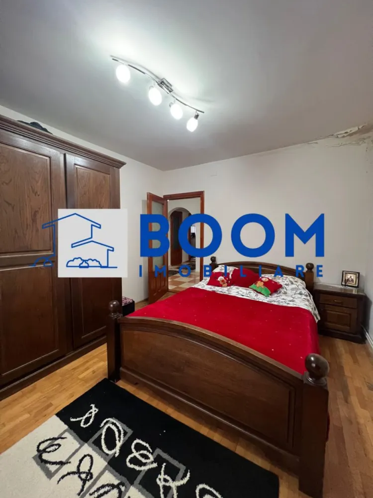 Apartament | 3 camere | Calea lui Traian | Etaj 3 - BOOM Imobiliare vă propune spre vânzare un apartament modern cu 3 camere, situat pe Calea lui Traian, în municipiul Râmnicu Vâlcea, într-un bloc cu 4 etaje prevăzut cu acoperiș.
Proprietatea se află la etajul 3 și dispune de o suprafață generoasă de 72 mp, fiind ideală atât pentru locuit, cât și ca investiție.

Apartamentul este inteligent compartimentat pentru a oferi confort și funcționalitate:

* Living luminos și primitor
* Bucătărie complet utilată
* 2 dormitoare, cu mobilier din lemn masiv
* 2 grupuri sanitare
* Hol spațios
* Balcon util și accesibil

Locuința se remarcă prin finisaje de calitate, precum parchetul din lemn masiv, ușile interioare din lemn masiv și un design modern, atent realizat. Confortul termic este asigurat de centrala termică proprie, iar în sezonul cald beneficiați de aer condiționat.

Apartamentul se vinde complet mobilat și utilat, gata pentru a fi locuit imediat, fără investiții suplimentare.

Această proprietate este ideală pentru familii, dar și pentru cei care își doresc confort, stil și o locație excelentă pe una dintre cele mai căutate artere ale orașului.

Pentru mai multe detalii sau pentru programarea unei vizionări, BOOM Imobiliare vă stă cu drag la dispoziție.

id: CP3195746