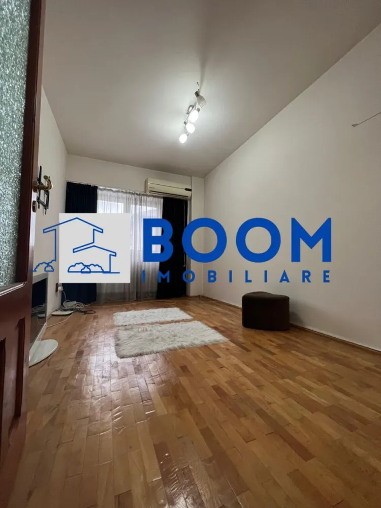 Apartament | 3 camere | Calea lui Traian | Etaj 3 - BOOM Imobiliare vă propune spre vânzare un apartament modern cu 3 camere, situat pe Calea lui Traian, în municipiul Râmnicu Vâlcea, într-un bloc cu 4 etaje prevăzut cu acoperiș.
Proprietatea se află la etajul 3 și dispune de o suprafață generoasă de 72 mp, fiind ideală atât pentru locuit, cât și ca investiție.

Apartamentul este inteligent compartimentat pentru a oferi confort și funcționalitate:

* Living luminos și primitor
* Bucătărie complet utilată
* 2 dormitoare, cu mobilier din lemn masiv
* 2 grupuri sanitare
* Hol spațios
* Balcon util și accesibil

Locuința se remarcă prin finisaje de calitate, precum parchetul din lemn masiv, ușile interioare din lemn masiv și un design modern, atent realizat. Confortul termic este asigurat de centrala termică proprie, iar în sezonul cald beneficiați de aer condiționat.

Apartamentul se vinde complet mobilat și utilat, gata pentru a fi locuit imediat, fără investiții suplimentare.

Această proprietate este ideală pentru familii, dar și pentru cei care își doresc confort, stil și o locație excelentă pe una dintre cele mai căutate artere ale orașului.

Pentru mai multe detalii sau pentru programarea unei vizionări, BOOM Imobiliare vă stă cu drag la dispoziție.

id: CP3195746