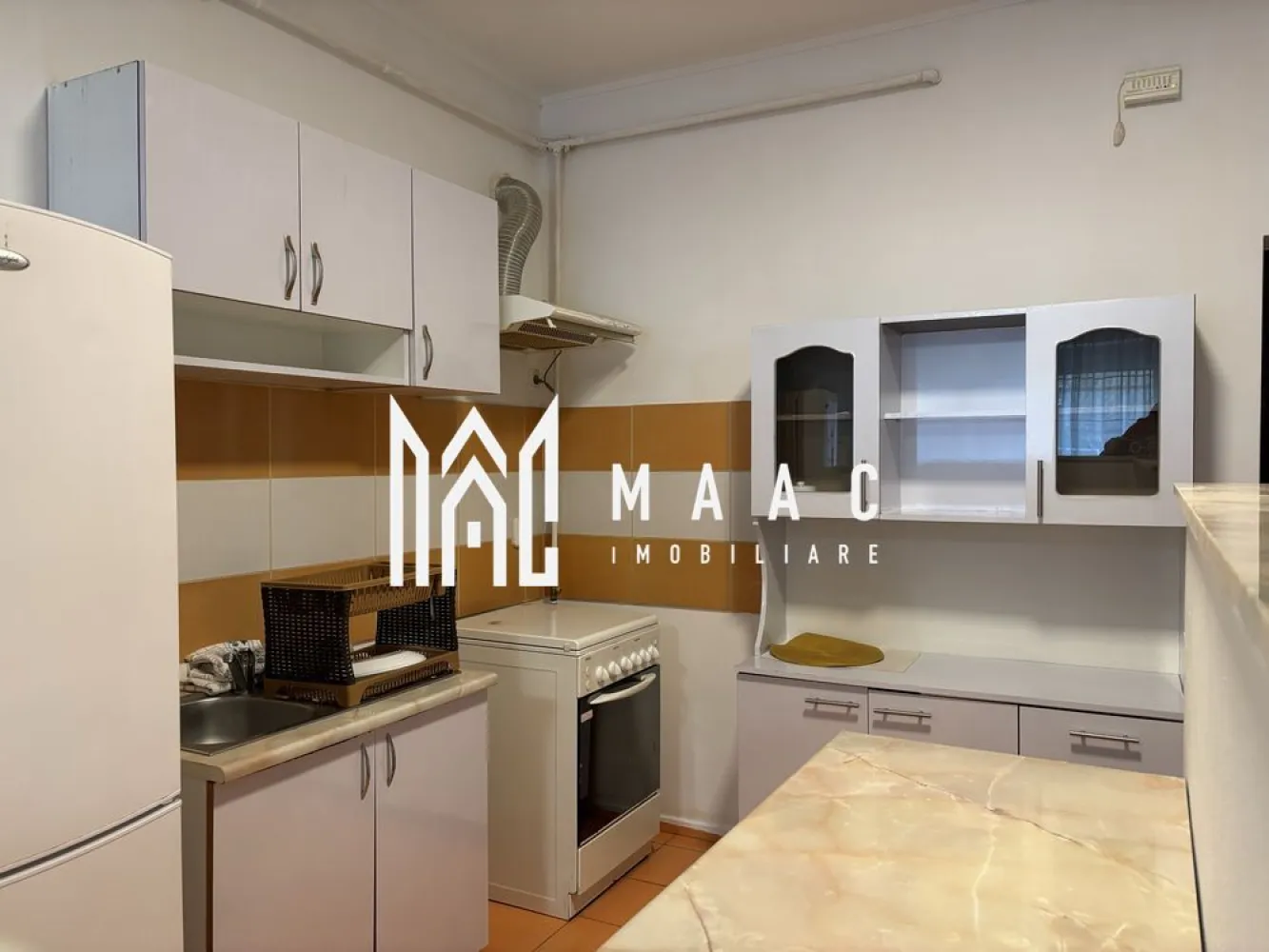 Apartament 3 camere | Parter | 96MPU | Vasia-Medias - MAAC Imobiliare vă propune spre închiriere un apartament cu 3 camere și 2 băi, situat în cartierul Vasia din Mediaș. Locuința este complet mobilată și utilată, fiind pregătită pentru mutare imediată. Spațiul este generos și bine compartimentat, oferind confortul necesar unei familii sau persoanelor care își doresc o locuință spațioasă. Cartierul Vasia este o zonă rezidențială liniștită și modernă, apreciată pentru accesul rapid la centre comerciale, școli, grădinițe și farmacii. Zona este bine conectată la principalele artere ale orașului și oferă un mediu sigur, cu străzi asfaltate, iluminat public și facilități pentru viața de zi cu zi. Dotări și avantaje: -apartament cu 3 camere -2 băi -2 dormitoare -complet mobilat și utilat -spațiu generos și bine compartimentat -se acceptă animale de companie Închirierea se face pe termen de minim 1 an. Se percepe garanție în cuantumul unei chirii lunare. Pentru mai multe detalii și programarea unei vizionări, vă rugăm să ne contactați, menționând ID: CP2954550 }}