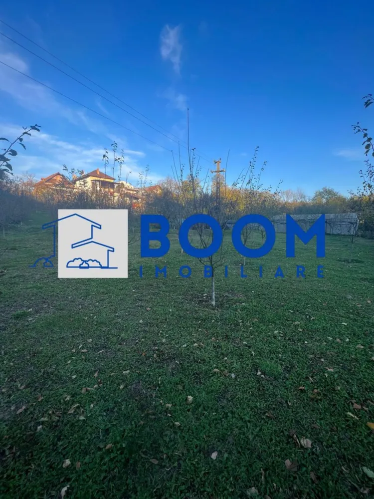 Casa cu livada | Bujoreni | 1550 mp - MAAC Imobiliare vă propune spre vânzare o casă bătrânească, situată în comuna Bujoreni, zona Gura Văii, într-un cadru natural deosebit, perfect pentru cei care își doresc liniște, aer curat și apropierea de oraș.

Proprietatea are o suprafață construită de 80 mp și este amplasată pe un teren generos de 1.550 mp, pe care se află și o livadă cu pomi fructiferi.

Caracteristici principale:

* Suprafață construită: 80 mp
* Suprafață teren: 1.550 mp
* Deschidere generoasă la drum principal
* Categorie teren: intravilan
* Utilități disponibile:

* Apă curentă
* Energie electrică
* Gazele se află la limita proprietății
* Acces facil direct din drum
* Pe teren se află o livadă bine întreținută, ideală pentru relaxare sau grădinărit

Locație:

Proprietatea este situată în Gura Văii, Bujoreni, pe drumul care duce către Mănăstirea Frăsinei, la o distanță de aproximativ 10-15 minute de Râmnicu Vâlcea.
Zona este una liniștită, cu acces facil și vecinătăți îngrijite, ideală pentru o locuință permanentă sau o casă de vacanță.

O oportunitate excelentă pentru cei care caută o proprietate cu potențial, cu deschidere generoasă la stradă, într-o zonă frumoasă și ușor accesibilă, aproape de oraș, dar în mijlocul naturii!

Pentru mai multe detalii sau pentru programarea unei vizionări, contactați echipa MAAC Imobiliare, specificand ID: CP2796900 - SP