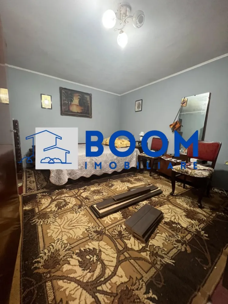 Casa cu livada | Bujoreni | 1550 mp - MAAC Imobiliare vă propune spre vânzare o casă bătrânească, situată în comuna Bujoreni, zona Gura Văii, într-un cadru natural deosebit, perfect pentru cei care își doresc liniște, aer curat și apropierea de oraș.

Proprietatea are o suprafață construită de 80 mp și este amplasată pe un teren generos de 1.550 mp, pe care se află și o livadă cu pomi fructiferi.

Caracteristici principale:

* Suprafață construită: 80 mp
* Suprafață teren: 1.550 mp
* Deschidere generoasă la drum principal
* Categorie teren: intravilan
* Utilități disponibile:

* Apă curentă
* Energie electrică
* Gazele se află la limita proprietății
* Acces facil direct din drum
* Pe teren se află o livadă bine întreținută, ideală pentru relaxare sau grădinărit

Locație:

Proprietatea este situată în Gura Văii, Bujoreni, pe drumul care duce către Mănăstirea Frăsinei, la o distanță de aproximativ 10-15 minute de Râmnicu Vâlcea.
Zona este una liniștită, cu acces facil și vecinătăți îngrijite, ideală pentru o locuință permanentă sau o casă de vacanță.

O oportunitate excelentă pentru cei care caută o proprietate cu potențial, cu deschidere generoasă la stradă, într-o zonă frumoasă și ușor accesibilă, aproape de oraș, dar în mijlocul naturii!

Pentru mai multe detalii sau pentru programarea unei vizionări, contactați echipa MAAC Imobiliare, specificand ID: CP2796900 - SP