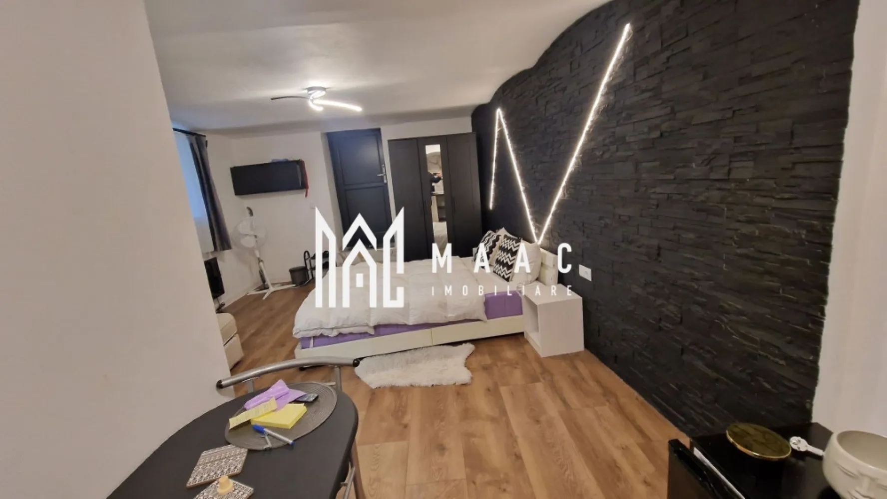 Garsonieră | 23 Mp | Centrul Vechi | Sibiu - MAAC Imobiliare vă invită să descoperiți o garsonieră cochetă de 23 mp, situată într-una dintre cele mai fermecătoare zone ale orașului, chiar în Centrul Vechi al Sibiului. Un spațiu modern, plin de lumină și rafinament, amplasat la doar câțiva pași de principalele atracții turistice, restaurante și cafenele. Garsoniera se predă la cheie, complet mobilată și utilată, pregătită pentru locuire imediată sau închiriere în regim hotelier – perfectă pentru Booking sau Airbnb. Designul contemporan, finisajele de calitate și atenția la detalii transformă acest apartament într-un loc plin de stil și confort. Pentru mai multe detalii, vă rugăm să ne contactați, menționând ID:CP2768418 }}