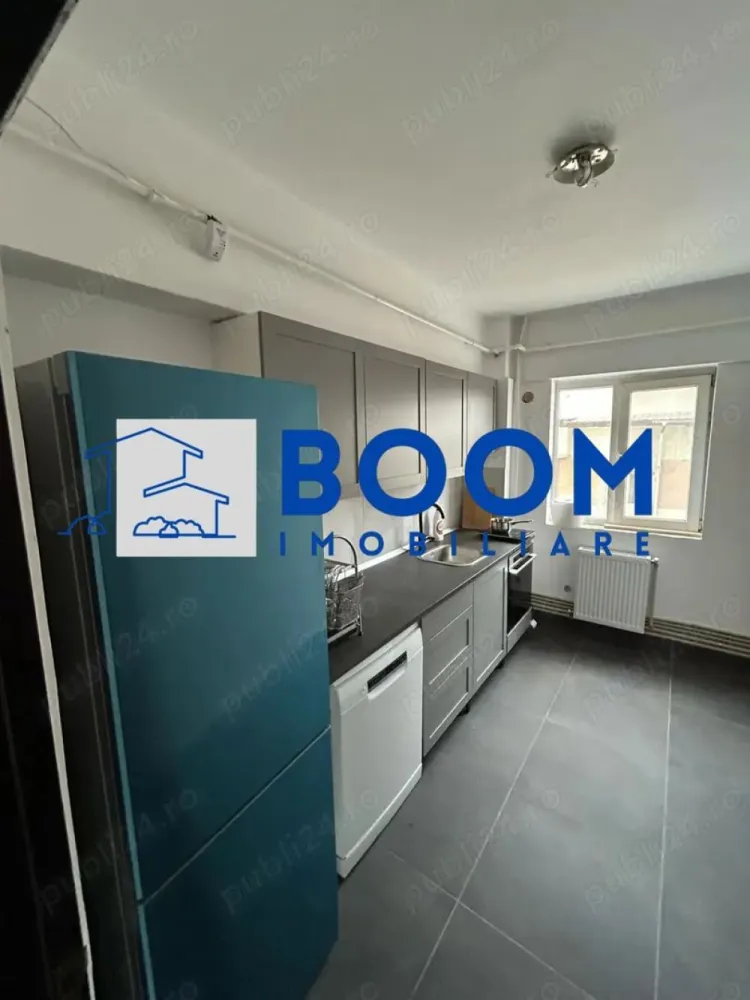 Apartament 3 camere| Ostroveni| Bloc A | Renovat - Apartament 3 camere –Modern, Zona Hermes – Ostroveni | Etaj 8/10 | Bloc tip A | BOOM Imobiliare

BOOM Imobiliare vă propune spre vânzare un apartament cu 3 camere modern, complet renovat în anul 2025, situat într-un bloc tip A din una dintre cele mai apreciate zone ale orașului Râmnicu Vâlcea – Ostroveni, zona Hermes.

Locuința se află la etajul 8 din 10 și oferă o vedere panoramică superbă asupra orașului, fiind ideală pentru cei care își doresc un spațiu luminos, confortabil și contemporan.

Caracteristici principale:

* Suprafață totală: 70 mp
* Etaj: 8/10
* Bloc tip A – construcție solidă, bine întreținută
* Compartimentare: decomandat
* Renovat complet în 2025
* Instalație electrică și sanitară nouă
* Centrala termică nouă – eficiență și confort termic sporit
* Finisaje moderne, de înaltă calitate
* Balcon închis cu tâmplărie PVC și geam termopan
* Se vinde parțial mobilat, oferind posibilitatea personalizării după gustul viitorului proprietar

Locație:

Amplasat în zona Hermes – Ostroveni, apartamentul beneficiază de o poziție excelentă, aproape de centre comerciale, școli, grădinițe, farmacii și stații de transport în comun, oferind confort și accesibilitate în viața de zi cu zi.

Schimb posibil:

Se acceptă și schimb cu case situate în zonele Vlădești, Goranu sau Bujoreni, cu o mică diferență în funcție de proprietate.

Preț: 93.000 €

Un apartament elegant, modern și complet renovat – perfect pentru cei care caută o locuință într-un bloc tip A, cu vedere spectaculoasă și finisaje premium !

 Pentru mai multe detalii sau pentru programarea unei vizionări, contactați echipa BOOM Imobiliare.

id: CP3195756