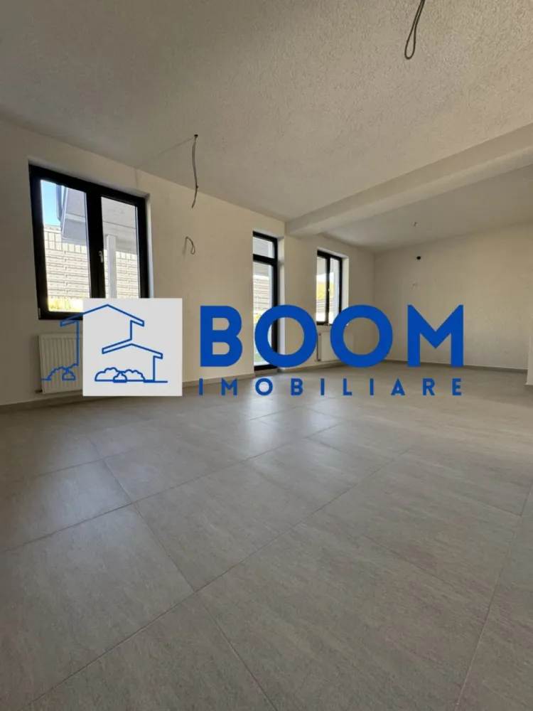 Casa 4 Camere | Teren 300MP | Zona - Vladesti Priporu - BOOM Imobiliare va propune spre vanzare o casa P+M in Vladesti - Priporu

An finalizare 2025,stare noua nelocuita,finisata si functionala 100%

suprafata teren 300mp

supr.construita -165mp

terasa acoperita -20mp

1.Compartimentare interioara: 

-parter: camera zi+bucatarie deschisa , birou, dormitor baie cu wc lavoar cada camera tehnica debara spatiu depozitare

-etaj - suita matrimoniala cu dressing room si baie(lavoar wc cada) 

2.Sistem constructiv:

-structura mixta Beton Armat si zidarie DUROTHERM 30S-parter,mansarda sarpanta din lemn+OSB3 tratate si ignifugate

-invelitoare tabla otel RODACH GERMAN SIMETRIC profilata vopsita negru mat
-termosistem cu polistiren 10cm EPS80 + tencuiala decorativa Webber si tamplarie PVC Salamander ROTO Click culoare gri cu geam termopan 4SEASONS

-instalatii sanitare termice teava PPR, elemente cupru, PHDE, toate zonele cu pardoseala incalzita iar in dormitoare radiatoare panouri otel

-instalatii electrice cupru si aparate montate(prize,intrerupatoare Panasonic + corpuri iluminat LED in bai si casa scarii)

-finiaje interioare tencuieli cu gled ipsos, compartimentari rigips cu zugraveli lavabile,
 placari faianta bai si bucatarie, scara interioara placata gresie, pardoseli parchet laminat 8mm in dormitoare,gresie bai si bucatarie living room,
 bai complet utilate(cada,vas WC,lavoar) 
usi de interior CLASSEN GERMAN OAK

-curtea exterioara- cu gradina amenajata(fara plante), 1loc parcare alei acces pavaj, trotuare perimetrale betonate, gard lateral beton sipca metal 
porti acces front stradal metal usi garaj automate cu 2telecomenzi
 
3.Utilitati:
-bransamente utilitati- curent electric 220VHidroelectrica
- apa si canalizare APAVIL, 
-gaz Engie (centrala IMMERGAS VICTRIX Terra 28kw montata inclusa cu ISCIR efectuat) -

CP3195750
