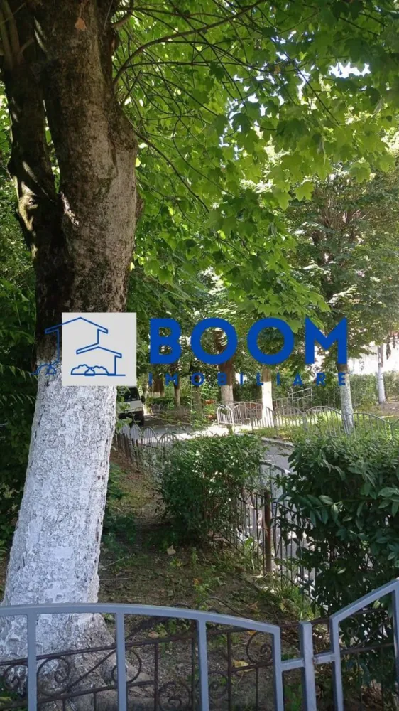 Apartament | 3 camere | Traian | Etaj 3 - Apartament cu 3 camere – Zonă Traian, locație liniștită

BOOM Imobiliare vă propune spre vânzare un apartament cu 3 camere, situat într-o zonă liniștită, în cartierul Traian, ideal atât pentru locuit, cât și pentru investiție.

Suprafață utilă: 60 mp
Suprafață construită: 65 mp
Etaj:3
Compartimentare:funcțională, bine organizată
Finisaje:clasice
Gigacalorimetru

Locația este un mare avantaj, fiind în apropierea spitalului, a magazinelor și a diverselor spații cu activități comerciale și servicii, oferind acces rapid către punctele de interes ale orașului.

Apartamentul este luminos, bine întreținut și oferă viitorilor proprietari posibilitatea de a-l personaliza în funcție de propriul stil.

Avantaje:

* Zonă liniștită, accesibilă
* Etaj intermediar
* Compartimentare eficientă
* Aproape de spital, magazine și alte facilități
* Ideal pentru familie sau investiție

Pentru mai multe detalii și programarea unei vizionări, contactați BOOM Imobiliare.
id: CP3195763