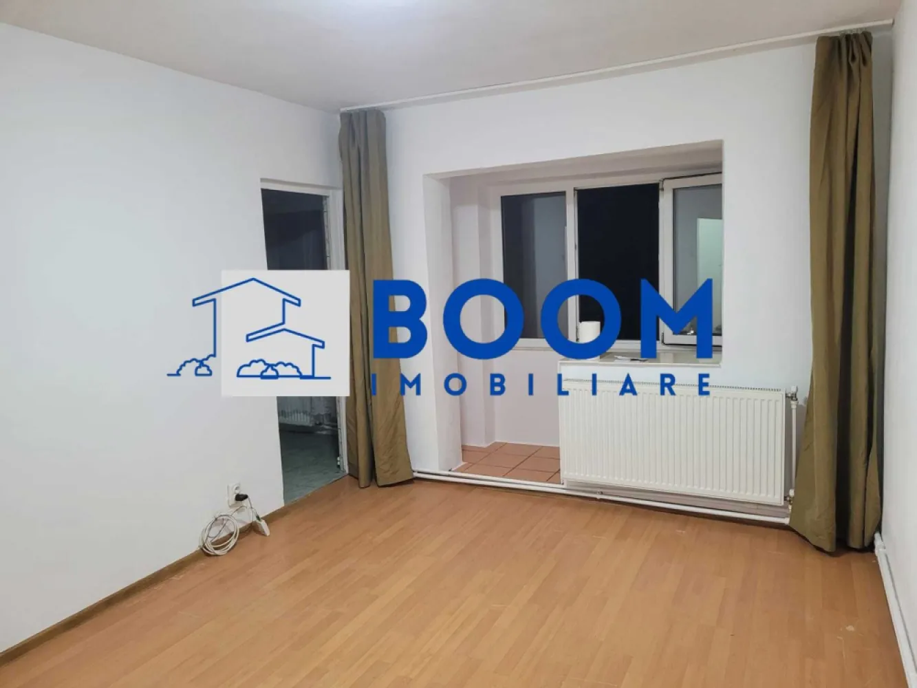 Garsoniera | Doctor Hacman | Etaj 3 - Garsonieră de vânzare – Zona Nord, Strada Doctor Hacman | 43.000 €
Agentie: BOOM Imobiliare

BOOM Imobiliare vă propune spre vânzare o garsonieră luminoasă, situată într-o zonă liniștită și verde din Zona Nord, pe strada Doctor Hacman. Imobilul se află la etajul 3, într-un bloc curat și bine întreținut, beneficiind de o suprafață totală de 26 mp și de un balcon open-space ideal pentru relaxare.

Garsoniera se vinde nemobilată, oferind noului proprietar posibilitatea de a o amenaja după propriul gust. Finisajele sunt clasice, iar compartimentarea este eficientă, potrivită atât pentru locuit, cât și pentru investiție în scop de închiriere.

Avantaje și localizare:

* Zonă liniștită, cu spații verzi;
* În proximitate: grădinițe, școli, centre comerciale, mijloace de transport;
* Acces rapid către punctele de interes din oraș.

Preț: 43.000 €

Pentru mai multe informații sau programarea unei vizionări, contactați BOOM Imobiliare.
id: CP3195757