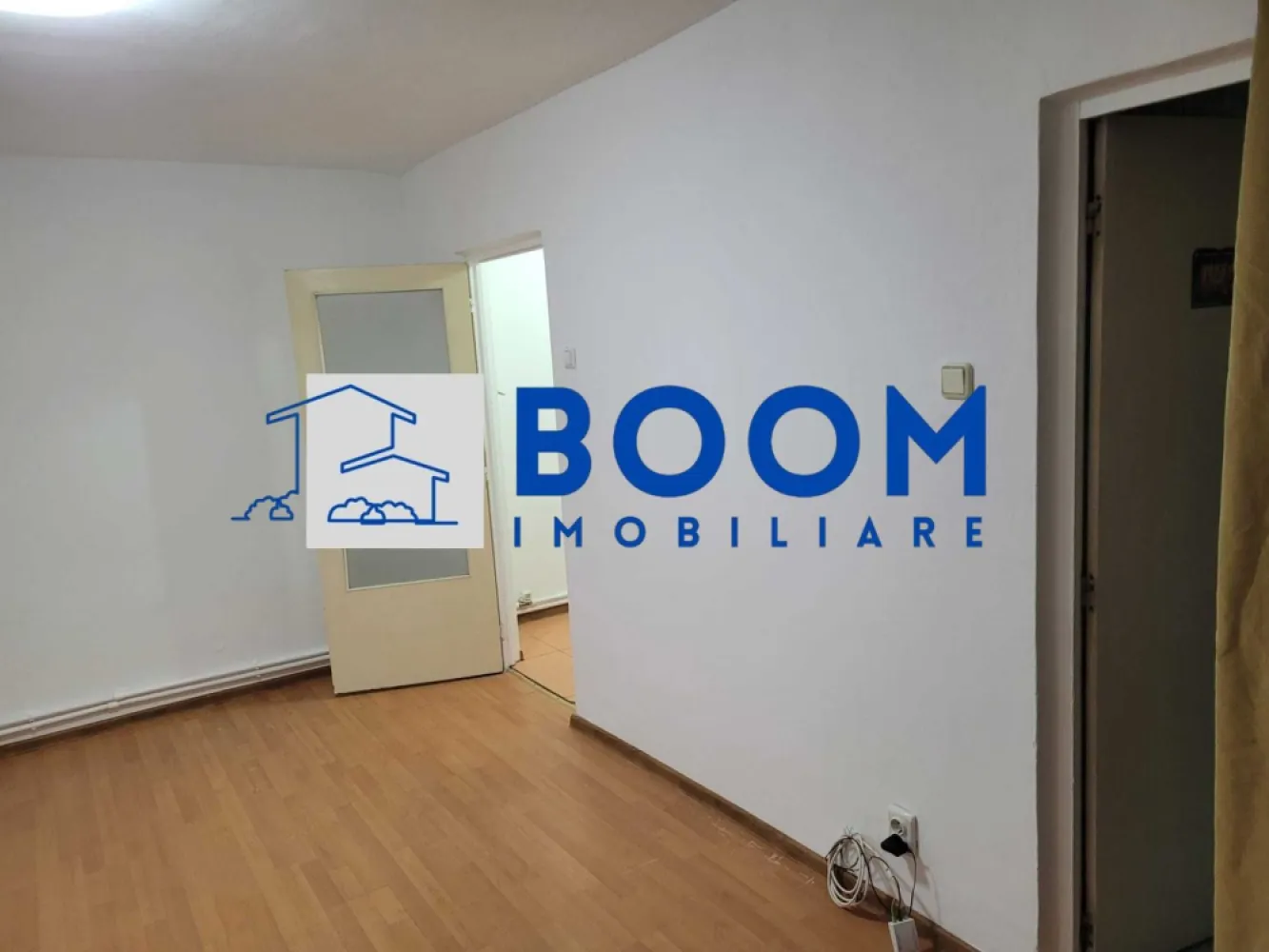 Garsoniera | Doctor Hacman | Etaj 3 - Garsonieră de vânzare – Zona Nord, Strada Doctor Hacman | 43.000 €
Agentie: BOOM Imobiliare

BOOM Imobiliare vă propune spre vânzare o garsonieră luminoasă, situată într-o zonă liniștită și verde din Zona Nord, pe strada Doctor Hacman. Imobilul se află la etajul 3, într-un bloc curat și bine întreținut, beneficiind de o suprafață totală de 26 mp și de un balcon open-space ideal pentru relaxare.

Garsoniera se vinde nemobilată, oferind noului proprietar posibilitatea de a o amenaja după propriul gust. Finisajele sunt clasice, iar compartimentarea este eficientă, potrivită atât pentru locuit, cât și pentru investiție în scop de închiriere.

Avantaje și localizare:

* Zonă liniștită, cu spații verzi;
* În proximitate: grădinițe, școli, centre comerciale, mijloace de transport;
* Acces rapid către punctele de interes din oraș.

Preț: 43.000 €

Pentru mai multe informații sau programarea unei vizionări, contactați BOOM Imobiliare.
id: CP3195757