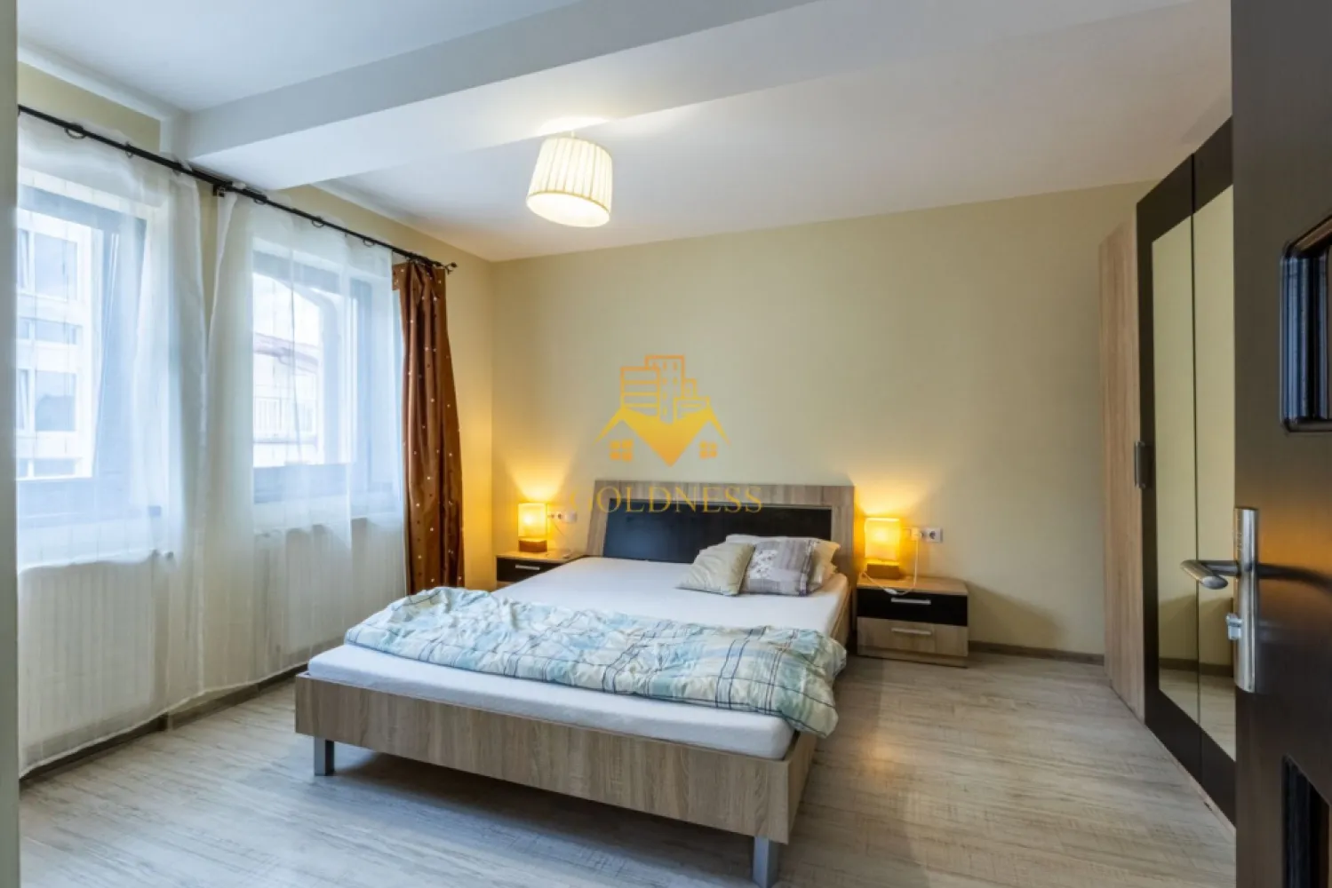 2 camere, modern, parcare subterana, Marasti Zona Aurel Vlaicu, 18 GYM - GOLDNESS Imobiliare vă propune spre închiriere un apartament cu 2 camere complet mobilat și utilat, la etajul 2 într-un imobil de 4 etaje, în Cartierul Marasti.
Dispune de loc de parcare subterana inclusa in pret!
Se află în apropierea stațiilor de transport în comun, magazine, restaurante, spații verzi, farmacii, etc. 

Apartamentul este compartimentat astfel:
 - dormitor cu pat matrimonial, dressing, noptiere
 - living cu bucatarie open space complet utilată și mobilată, canapea extensibilă, loc de servit masa 
 - baie cu cada, calorifer port prosop și dulap pentru depozitare.
 - balcon de 6 mp.

Imobilul este dotat cu toate cele necesare- centrală proprie, frigider, aragaz, hotă, mașină de spălat haine, etc. 

Dacă sunteți interesați de acest apartament și doriți să îl vizionați, dar și pentru alte oferte nu ezitați să ne contactați telefonic sau prin e-mail. Vă stăm la dispoziție!

Pentru intermediere se percepe un comision de 50% din prețul chiriei!