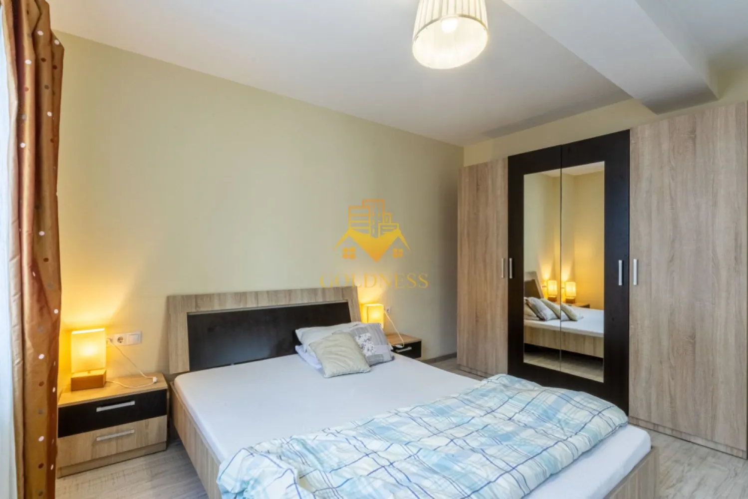 2 camere, modern, parcare subterana, Marasti Zona Aurel Vlaicu, 18 GYM - GOLDNESS Imobiliare vă propune spre închiriere un apartament cu 2 camere complet mobilat și utilat, la etajul 2 într-un imobil de 4 etaje, în Cartierul Marasti.
Dispune de loc de parcare subterana inclusa in pret!
Se află în apropierea stațiilor de transport în comun, magazine, restaurante, spații verzi, farmacii, etc. 

Apartamentul este compartimentat astfel:
 - dormitor cu pat matrimonial, dressing, noptiere
 - living cu bucatarie open space complet utilată și mobilată, canapea extensibilă, loc de servit masa 
 - baie cu cada, calorifer port prosop și dulap pentru depozitare.
 - balcon de 6 mp.

Imobilul este dotat cu toate cele necesare- centrală proprie, frigider, aragaz, hotă, mașină de spălat haine, etc. 

Dacă sunteți interesați de acest apartament și doriți să îl vizionați, dar și pentru alte oferte nu ezitați să ne contactați telefonic sau prin e-mail. Vă stăm la dispoziție!

Pentru intermediere se percepe un comision de 50% din prețul chiriei!