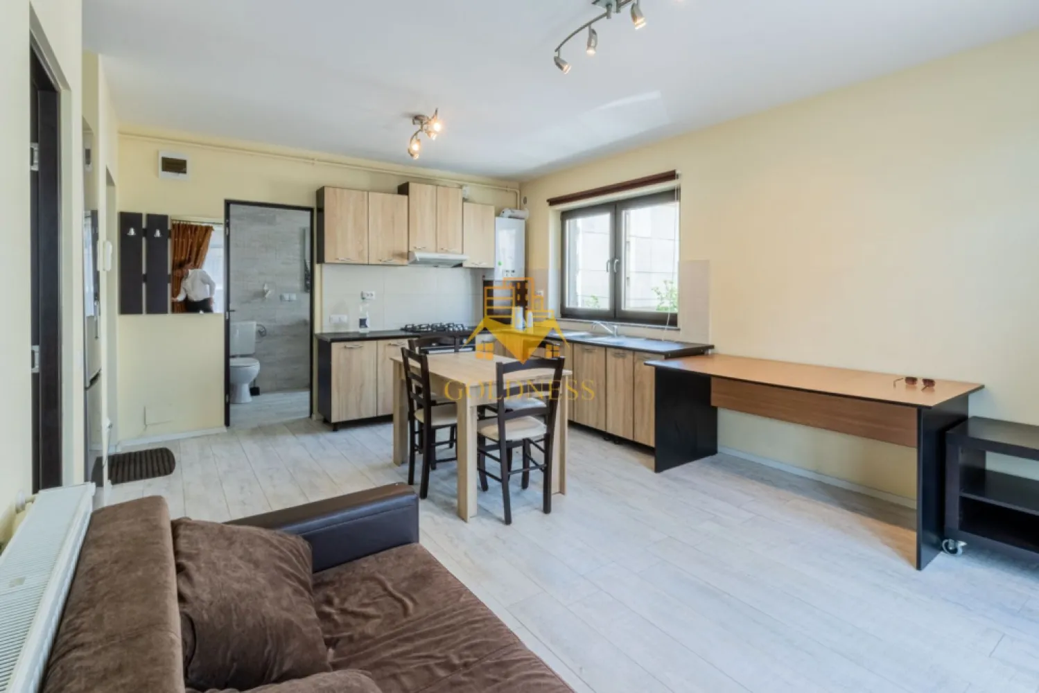 2 camere, modern, parcare subterana, Marasti Zona Aurel Vlaicu, 18 GYM - GOLDNESS Imobiliare vă propune spre închiriere un apartament cu 2 camere complet mobilat și utilat, la etajul 2 într-un imobil de 4 etaje, în Cartierul Marasti.
Dispune de loc de parcare subterana inclusa in pret!
Se află în apropierea stațiilor de transport în comun, magazine, restaurante, spații verzi, farmacii, etc. 

Apartamentul este compartimentat astfel:
 - dormitor cu pat matrimonial, dressing, noptiere
 - living cu bucatarie open space complet utilată și mobilată, canapea extensibilă, loc de servit masa 
 - baie cu cada, calorifer port prosop și dulap pentru depozitare.
 - balcon de 6 mp.

Imobilul este dotat cu toate cele necesare- centrală proprie, frigider, aragaz, hotă, mașină de spălat haine, etc. 

Dacă sunteți interesați de acest apartament și doriți să îl vizionați, dar și pentru alte oferte nu ezitați să ne contactați telefonic sau prin e-mail. Vă stăm la dispoziție!

Pentru intermediere se percepe un comision de 50% din prețul chiriei!