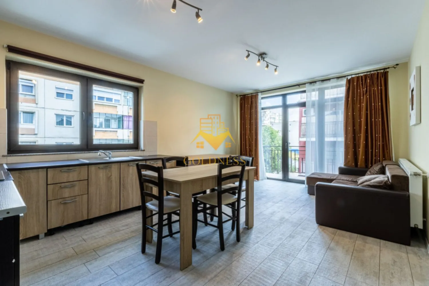2 camere, modern, parcare subterana, Marasti Zona Aurel Vlaicu, 18 GYM - GOLDNESS Imobiliare vă propune spre închiriere un apartament cu 2 camere complet mobilat și utilat, la etajul 2 într-un imobil de 4 etaje, în Cartierul Marasti.
Dispune de loc de parcare subterana inclusa in pret!
Se află în apropierea stațiilor de transport în comun, magazine, restaurante, spații verzi, farmacii, etc. 

Apartamentul este compartimentat astfel:
 - dormitor cu pat matrimonial, dressing, noptiere
 - living cu bucatarie open space complet utilată și mobilată, canapea extensibilă, loc de servit masa 
 - baie cu cada, calorifer port prosop și dulap pentru depozitare.
 - balcon de 6 mp.

Imobilul este dotat cu toate cele necesare- centrală proprie, frigider, aragaz, hotă, mașină de spălat haine, etc. 

Dacă sunteți interesați de acest apartament și doriți să îl vizionați, dar și pentru alte oferte nu ezitați să ne contactați telefonic sau prin e-mail. Vă stăm la dispoziție!

Pentru intermediere se percepe un comision de 50% din prețul chiriei!