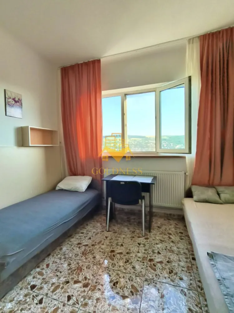 Garsoniera, Zona Migdalului, Stadion CFR, Cartier Gruia - GOLDNESS Imobiliare vă propune spre închiriere o garsoniera cu camere complet mobilat și utilat, la etajul 2 într-un imobil de etaje, în Cartierul Gruia.
Posibilitate de parcare in zona!
Se află în apropierea stațiilor de transport în comun, magazine, restaurante, spații verzi, farmacii, etc. 

Apartamentul este compartimentat astfel:
 - bucatarie complet utilată și mobilată, loc de servit masa 
 - camera este dotata cu spatii pentru dopozitat, doua paturi single 
 - baie cu cabina de dus, calorifer port prosop și dulap pentru depozitare.

Imobilul este dotat cu toate cele necesare- frigider, aragaz, hotă, mașină de spălat haine, etc. 

Dacă sunteți interesați de acest apartament și doriți să îl vizionați, dar și pentru alte oferte nu ezitați să ne contactați telefonic sau prin e-mail. Vă stăm la dispoziție!
Pentru intermediere se percepe un comision de 200 euro!