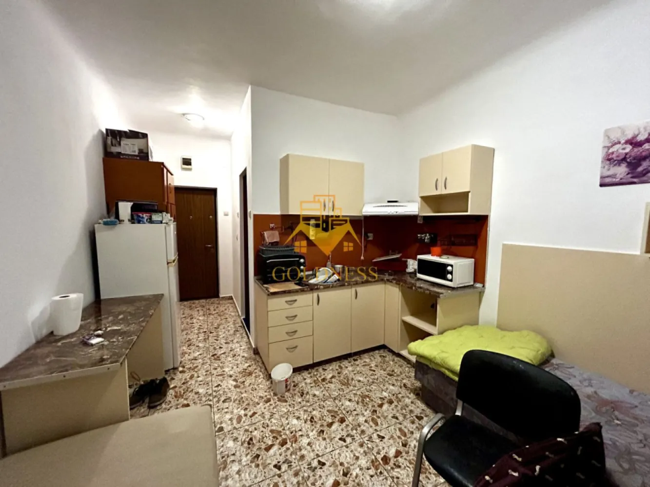 Garsoniera, Zona Migdalului, Stadion CFR, Cartier Gruia - GOLDNESS Imobiliare vă propune spre închiriere o garsoniera cu camere complet mobilat și utilat, la etajul 2 într-un imobil de etaje, în Cartierul Gruia.
Posibilitate de parcare in zona!
Se află în apropierea stațiilor de transport în comun, magazine, restaurante, spații verzi, farmacii, etc. 

Apartamentul este compartimentat astfel:
 - bucatarie complet utilată și mobilată, loc de servit masa 
 - camera este dotata cu spatii pentru dopozitat, doua paturi single 
 - baie cu cabina de dus, calorifer port prosop și dulap pentru depozitare.

Imobilul este dotat cu toate cele necesare- frigider, aragaz, hotă, mașină de spălat haine, etc. 

Dacă sunteți interesați de acest apartament și doriți să îl vizionați, dar și pentru alte oferte nu ezitați să ne contactați telefonic sau prin e-mail. Vă stăm la dispoziție!
Pentru intermediere se percepe un comision de 200 euro!