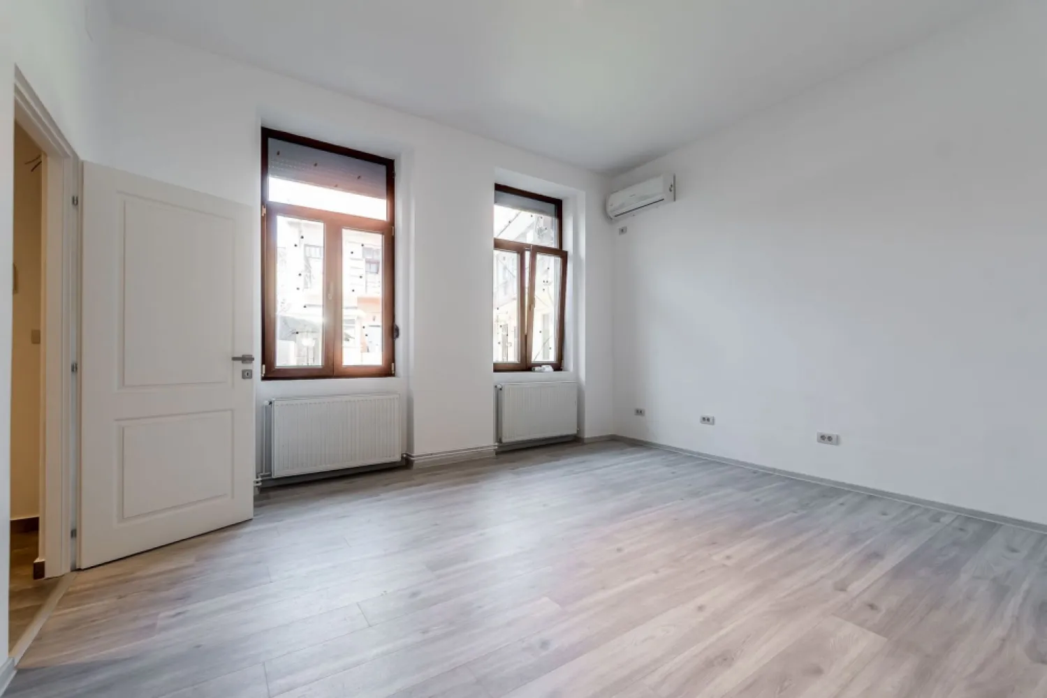 De vânzare apartmanent central | parter | renovat - Preț repoziționat: 56.900 EURO negociabil!

Cauți o locuință practică, renovată, într-o zonă care îți pune orașul la picioare? 

Îți prezint un apartament cu 1 cameră, situat între Piața Catedralei și Parcul Reconcilierii — una dintre cele mai bune poziționări din Arad pentru locuit sau investiție.

Cu o suprafață de 43 mp conform CF, locuința este renovată, amplasată la parter și beneficiază de centrală termică pe gaz — un detaliu care contează atunci când vrei control, eficiență și confort în fiecare sezon. În plus, curtea comună adaugă acel sentiment plăcut de spațiu și liniște, greu de găsit într-o zonă atât de bună.

Poate că acesta este momentul să vezi dacă locul acesta ți se potrivește. Contactează-mă pentru o vizionare gratuită. Telefon/WhatsApp: 0761 899 230

💳 Dacă ai nevoie de finanțare, îți pot obține gratuit oferte de la 16 bănci.
🏡 Ai o proprietate de vânzare în Arad? Îți ofer o evaluare gratuită, fără obligații.

🏢 Arad, Bulevardul Decebal Nr.2, Parter