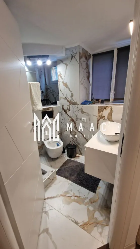 Garsonieră | 23 Mp | Centrul Vechi | Sibiu - MAAC Imobiliare vă invită să descoperiți o garsonieră cochetă de 23 mp, situată într-una dintre cele mai fermecătoare zone ale orașului, chiar în Centrul Vechi al Sibiului. Un spațiu modern, plin de lumină și rafinament, amplasat la doar câțiva pași de principalele atracții turistice, restaurante și cafenele. Garsoniera se predă la cheie, complet mobilată și utilată, pregătită pentru locuire imediată sau închiriere în regim hotelier – perfectă pentru Booking sau Airbnb. Designul contemporan, finisajele de calitate și atenția la detalii transformă acest apartament într-un loc plin de stil și confort. Pentru mai multe detalii, vă rugăm să ne contactați, menționând ID:CP2768418 }}