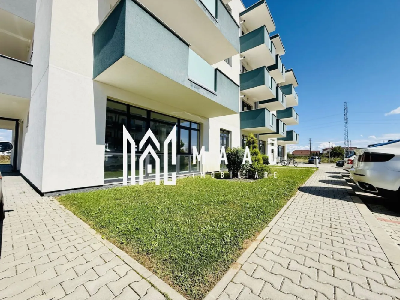 Spatiu comercial generos | West Side Park | 259 MPU - MAAC Imobiliare vă propune spre vânzare un spațiu comercial spațios și luminos, situat la parterul unui imobil nou din cadrul ansamblului rezidențial West Side Park, pe Calea Șurii Mici din Sibiu. Proprietatea reprezintă o oportunitate excelentă de investiție, fiind amplasată într-o zonă aflată în plină dezvoltare urbană, înconjurată de ansambluri rezidențiale noi și beneficiind de acces rapid către principalele puncte de interes ale orașului. Spațiul comercial dispune de o suprafață utilă de 259 mp și este configurat open space, oferind flexibilitate maximă pentru amenajare și personalizare în funcție de specificul activității. Amplasarea la parterul clădirii asigură acces facil și vizibilitate foarte bună, iar vitrinele mari dispuse pe trei laturi permit pătrunderea luminii naturale pe tot parcursul zilei, contribuind la crearea unui spațiu modern, luminos și atractiv pentru activități comerciale sau profesionale. Caracteristici principale: -suprafață utilă: 259 mp -compartimentare open space, ideală pentru personalizare în funcție de nevoile afacerii -amplasare la parterul imobilului -vitrine mari pe 3 laturi, cu lumină naturală abundentă Datorită suprafeței generoase și compartimentării flexibile, spațiul este potrivit pentru diverse tipuri de activități comerciale sau servicii. Utilizări posibile: -clinică medicală -sală de fitness -showroom -birouri -alte tipuri de activități comerciale Unul dintre avantajele importante ale acestei proprietăți este raportul atractiv între preț și potențialul de dezvoltare al zonei. Prețul de 1.250 Euro/mp oferă o oportunitate competitivă pentru investitorii care urmăresc achiziția unui spațiu comercial într-o zonă cu potențial ridicat de creștere a valorii. Avantaje ale locației: -zonă rezidențială în plină dezvoltare -înconjurată de ansambluri rezidențiale noi -trafic auto intens -acces rapid către Zona Industrială Vest -acces facil către Aeroportul Sibiu -conexiune rapidă cu Autostrada A1 -acces facil către centrul orașului Facilități incluse: -3 locuri de parcare incluse în preț Pentru mai multe detalii și informații suplimentare, vă rugăm să ne contactați telefonic și să menționați CP2934858. }}