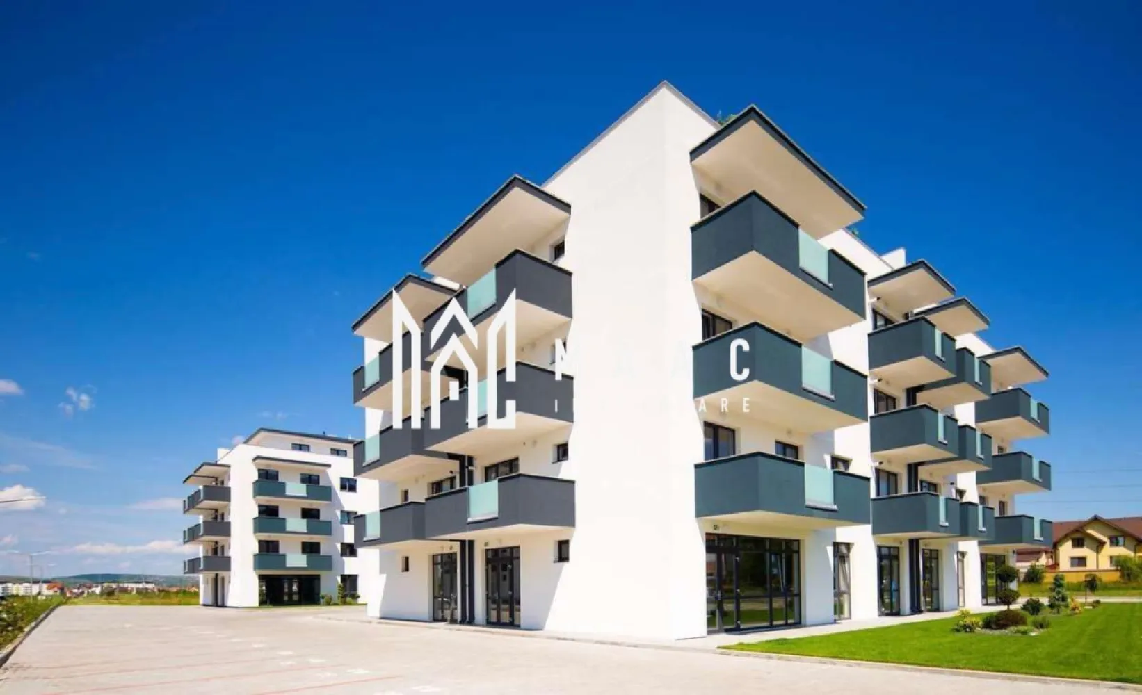 Spatiu comercial generos | West Side Park | 259 MPU - MAAC Imobiliare vă propune spre vânzare un spațiu comercial spațios și luminos, situat la parterul unui imobil nou din cadrul ansamblului rezidențial West Side Park, pe Calea Șurii Mici din Sibiu. Proprietatea reprezintă o oportunitate excelentă de investiție, fiind amplasată într-o zonă aflată în plină dezvoltare urbană, înconjurată de ansambluri rezidențiale noi și beneficiind de acces rapid către principalele puncte de interes ale orașului. Spațiul comercial dispune de o suprafață utilă de 259 mp și este configurat open space, oferind flexibilitate maximă pentru amenajare și personalizare în funcție de specificul activității. Amplasarea la parterul clădirii asigură acces facil și vizibilitate foarte bună, iar vitrinele mari dispuse pe trei laturi permit pătrunderea luminii naturale pe tot parcursul zilei, contribuind la crearea unui spațiu modern, luminos și atractiv pentru activități comerciale sau profesionale. Caracteristici principale: -suprafață utilă: 259 mp -compartimentare open space, ideală pentru personalizare în funcție de nevoile afacerii -amplasare la parterul imobilului -vitrine mari pe 3 laturi, cu lumină naturală abundentă Datorită suprafeței generoase și compartimentării flexibile, spațiul este potrivit pentru diverse tipuri de activități comerciale sau servicii. Utilizări posibile: -clinică medicală -sală de fitness -showroom -birouri -alte tipuri de activități comerciale Unul dintre avantajele importante ale acestei proprietăți este raportul atractiv între preț și potențialul de dezvoltare al zonei. Prețul de 1.250 Euro/mp oferă o oportunitate competitivă pentru investitorii care urmăresc achiziția unui spațiu comercial într-o zonă cu potențial ridicat de creștere a valorii. Avantaje ale locației: -zonă rezidențială în plină dezvoltare -înconjurată de ansambluri rezidențiale noi -trafic auto intens -acces rapid către Zona Industrială Vest -acces facil către Aeroportul Sibiu -conexiune rapidă cu Autostrada A1 -acces facil către centrul orașului Facilități incluse: -3 locuri de parcare incluse în preț Pentru mai multe detalii și informații suplimentare, vă rugăm să ne contactați telefonic și să menționați CP2934858. }}